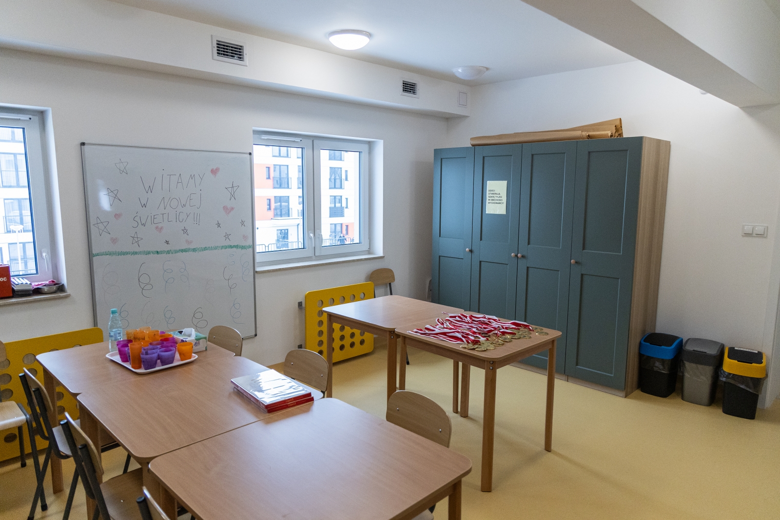 na zdjęciu osoby i wnętrza nowej świetlicy