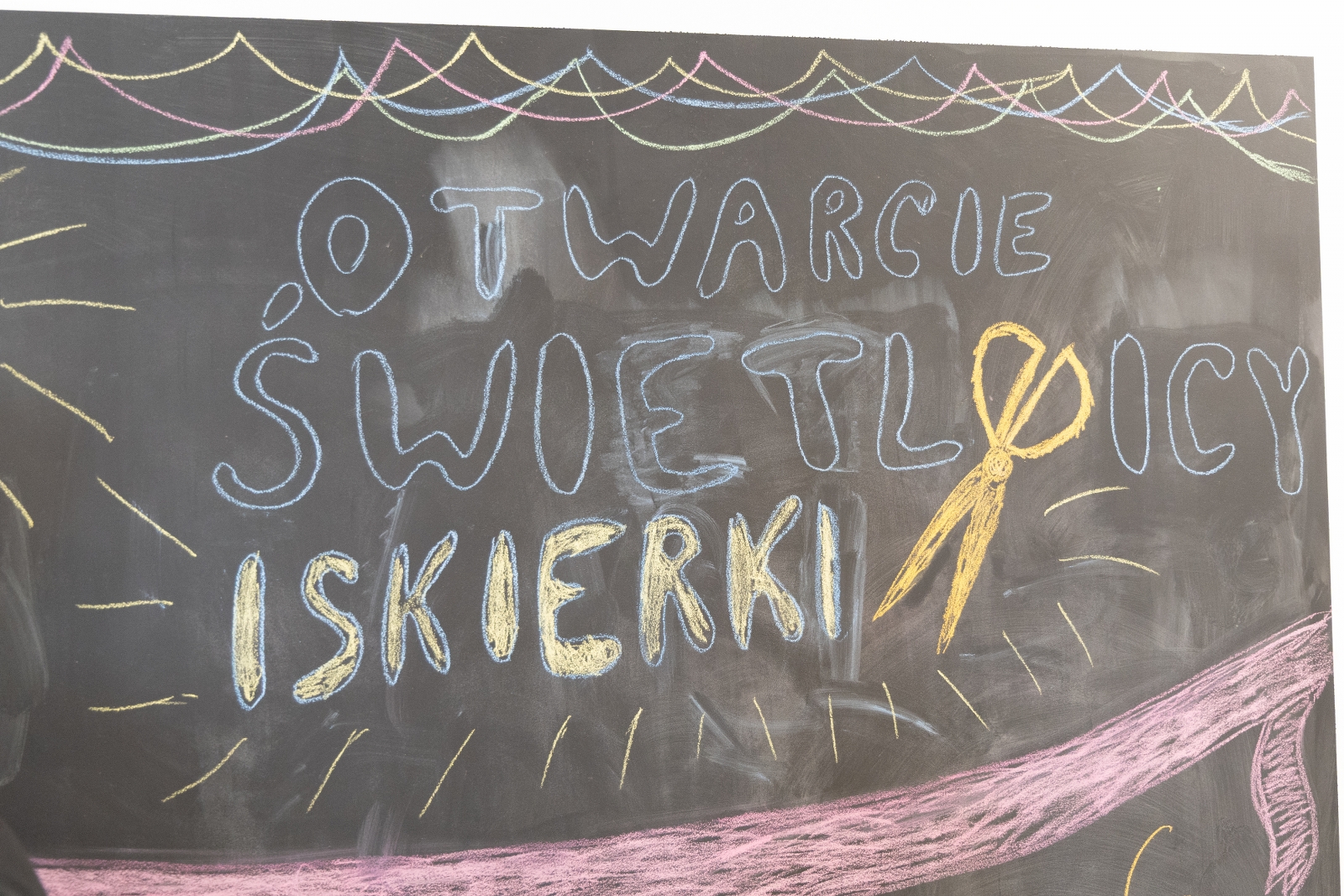 na zdjęciu osoby i wnętrza nowej świetlicy