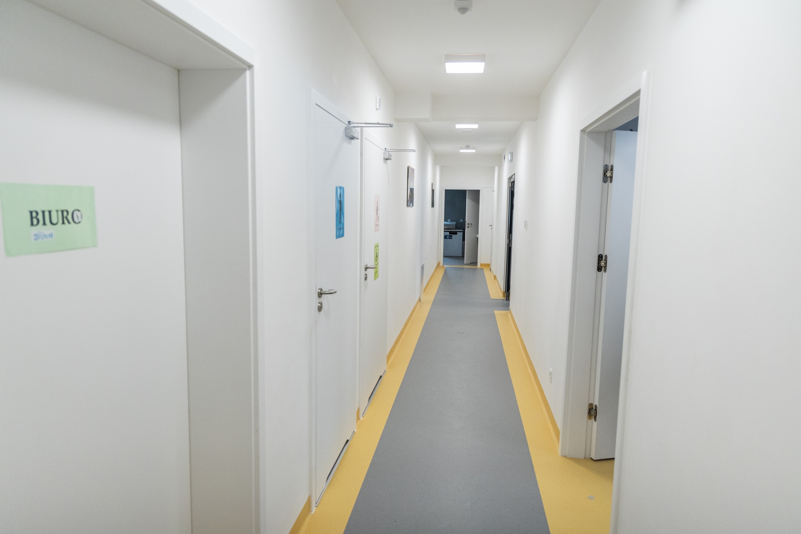 na zdjęciu osoby i wnętrza nowej świetlicy