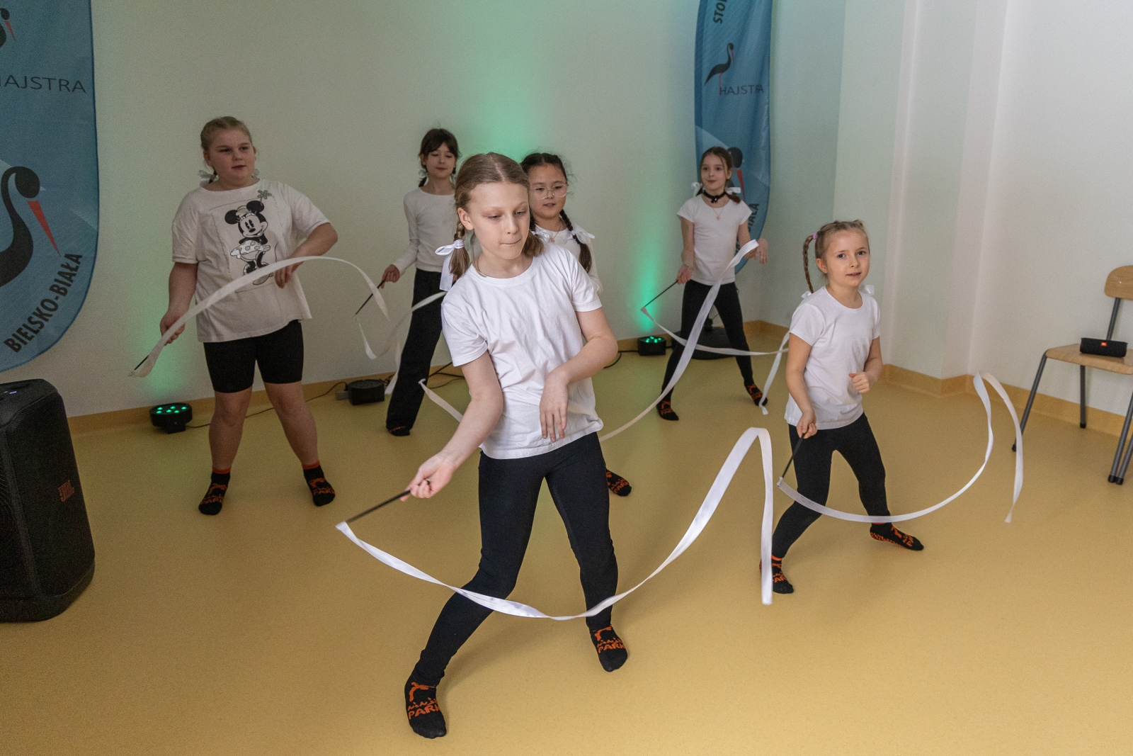 na zdjęciu osoby i wnętrza nowej świetlicy