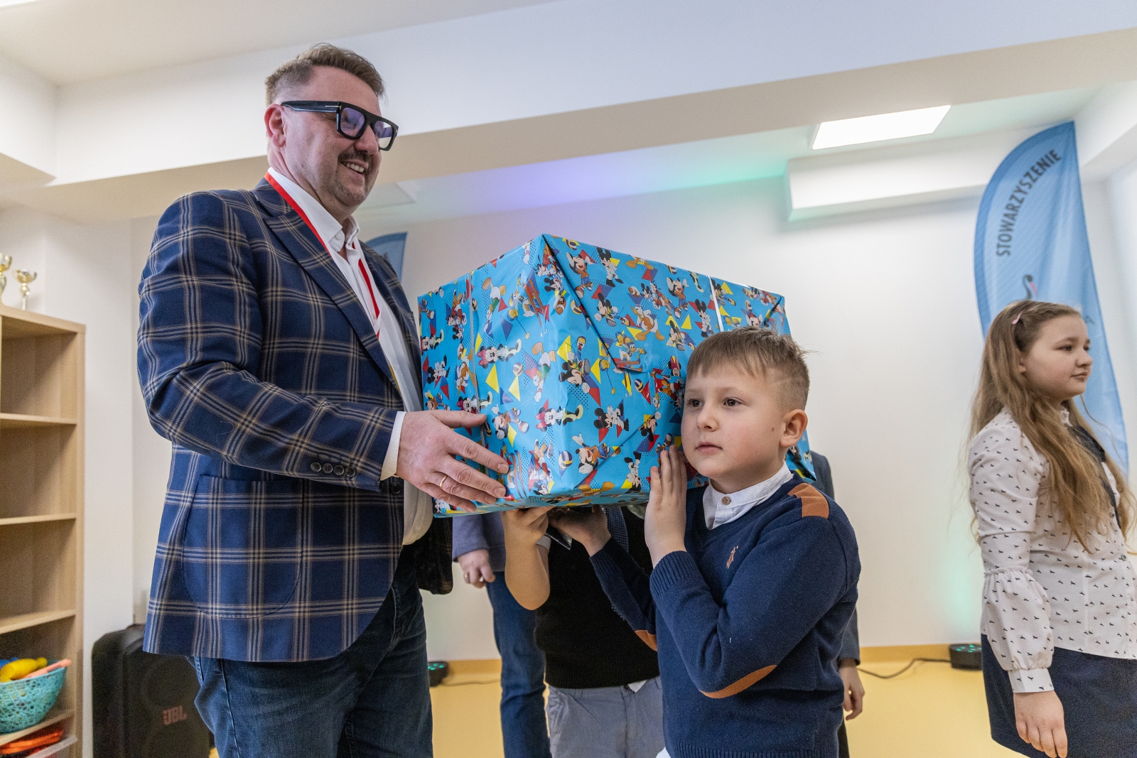 na zdjęciu osoby i wnętrza nowej świetlicy