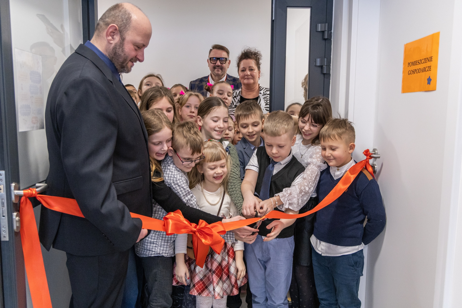 na zdjęciu osoby i wnętrza nowej świetlicy