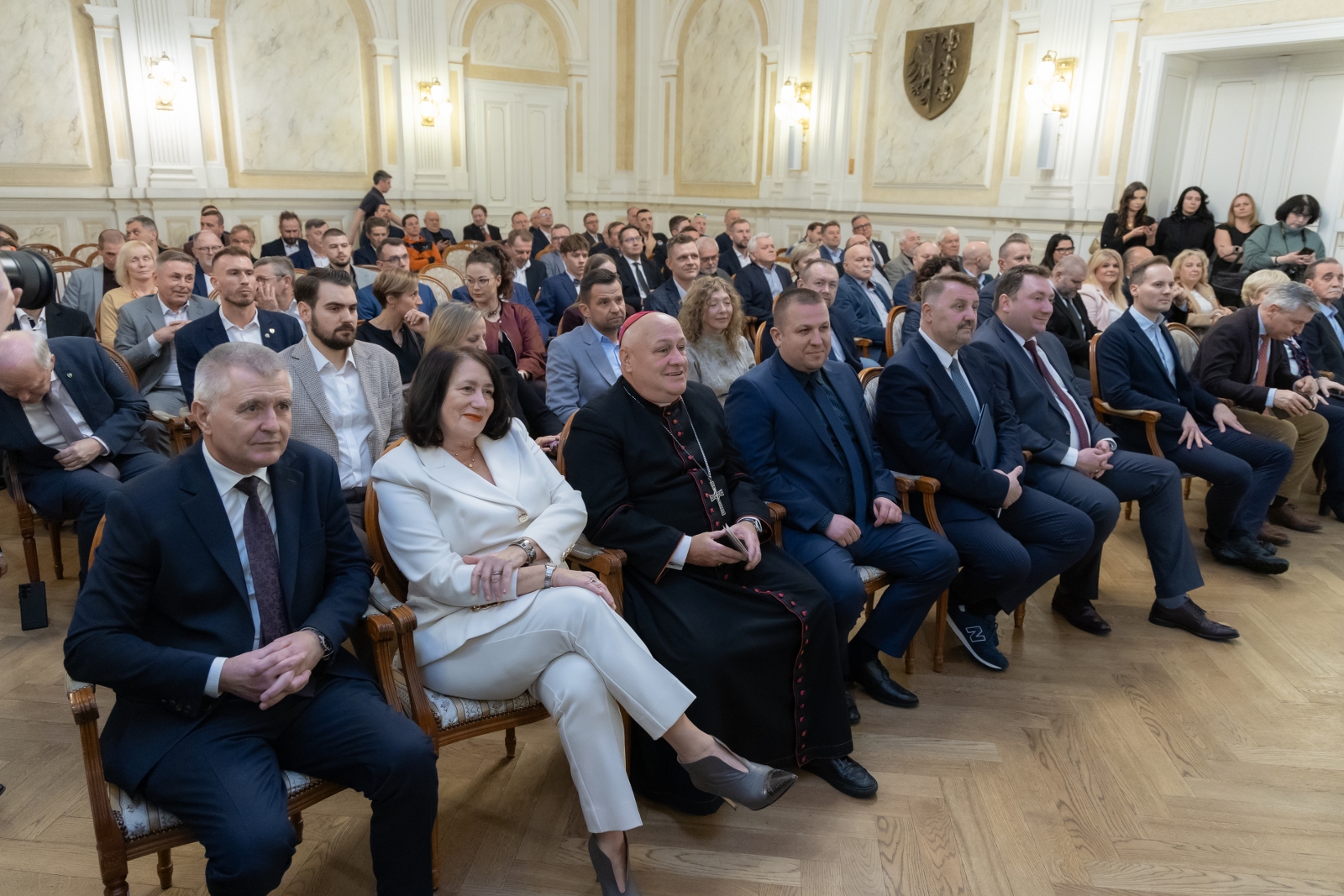 na zdjęciu osoby podczas uroczystości