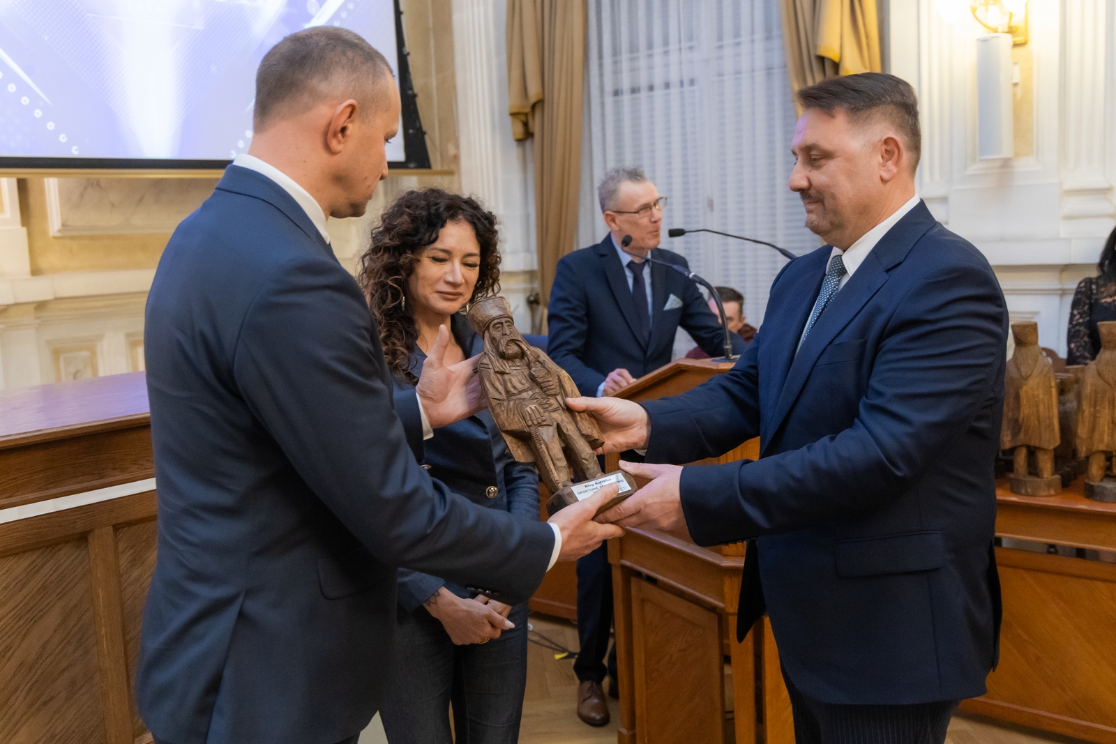 na zdjęciu osoby podczas uroczystości