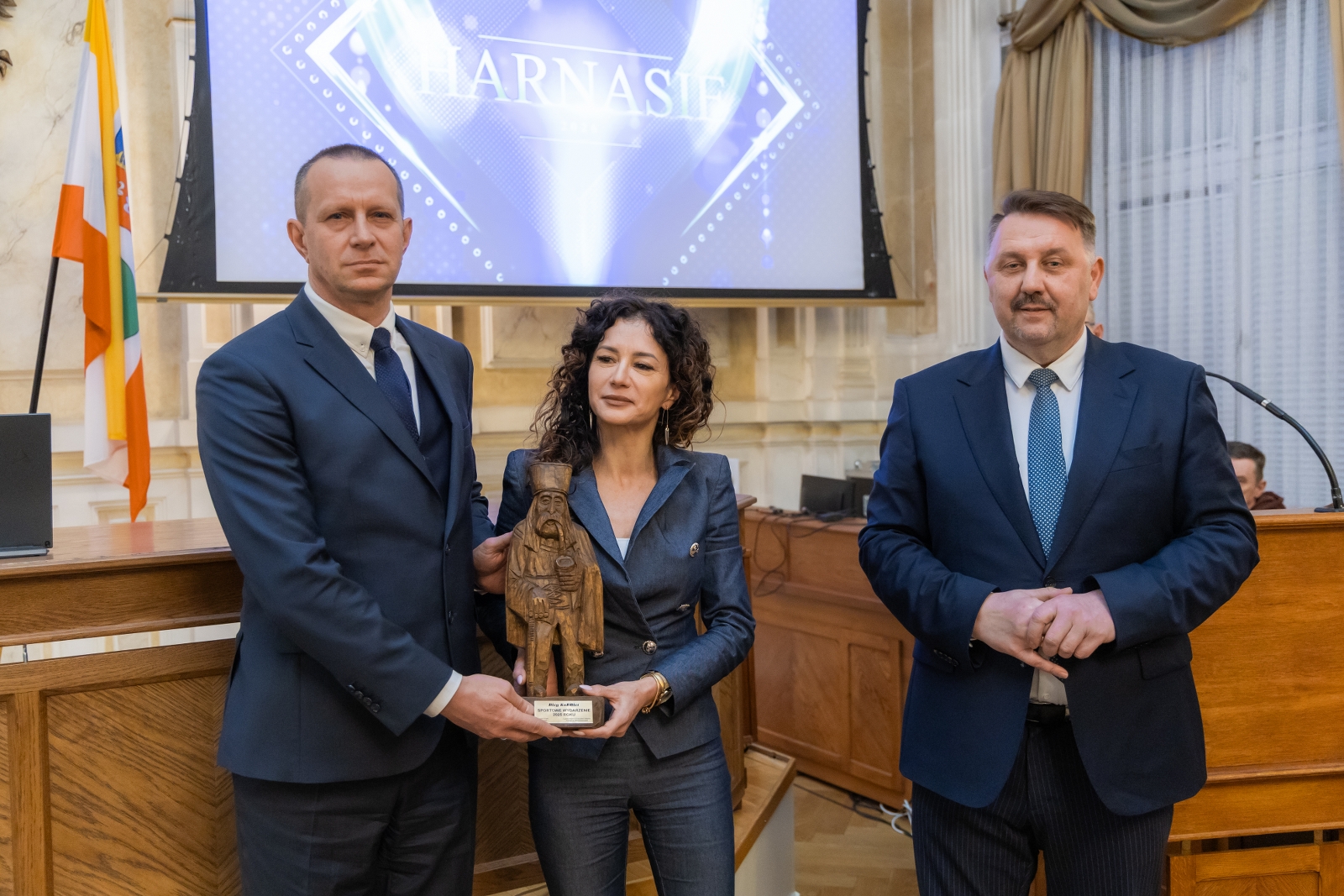 na zdjęciu osoby podczas uroczystości