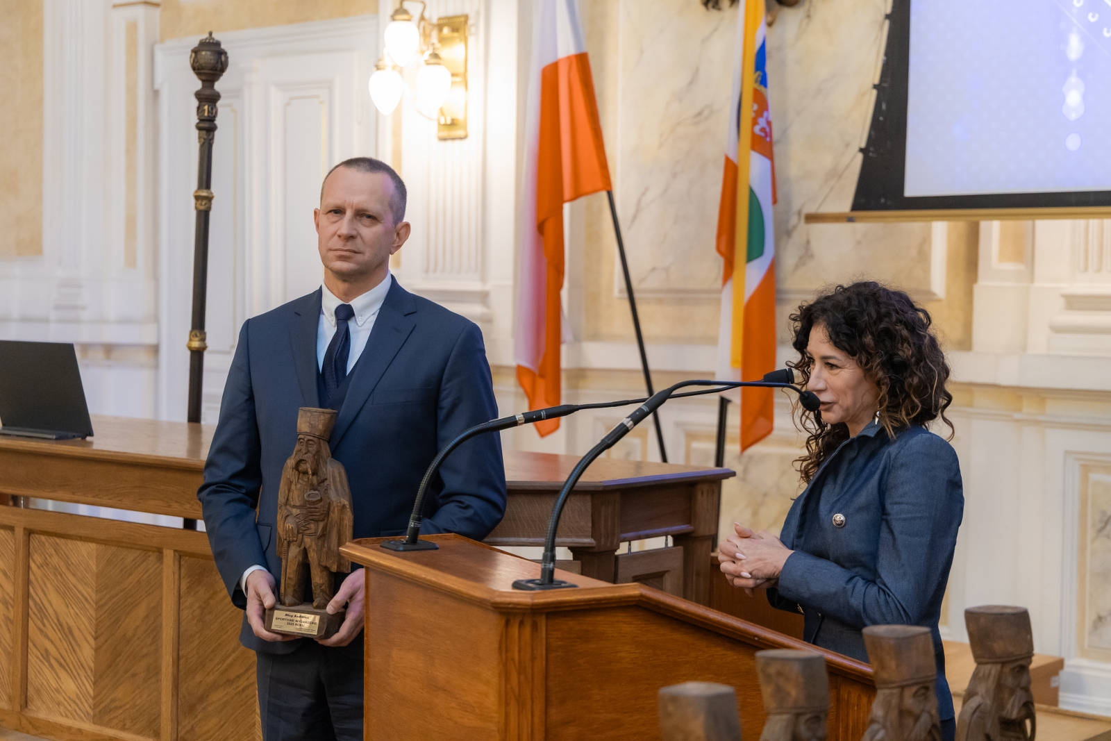 na zdjęciu osoby podczas uroczystości