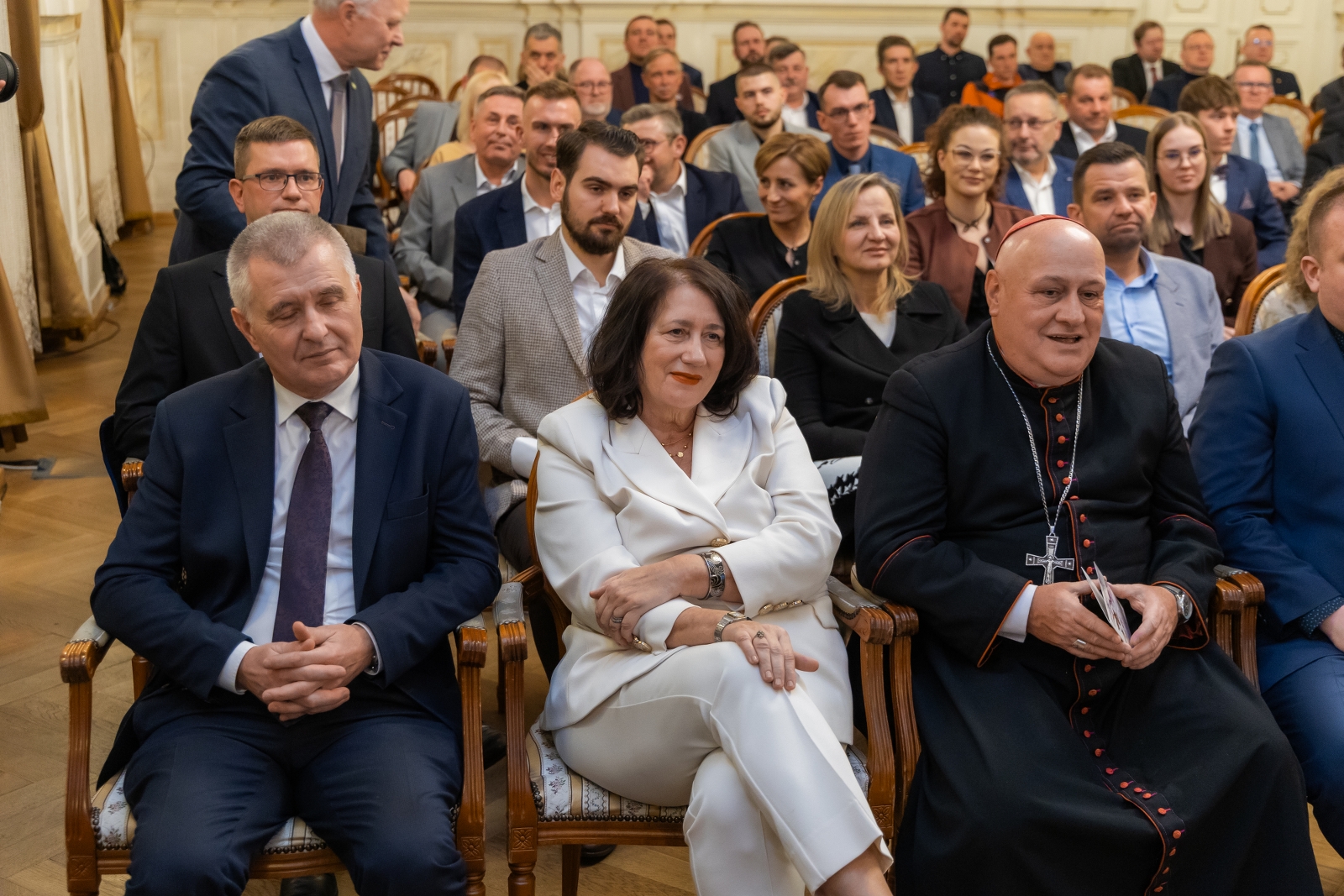 na zdjęciu osoby podczas uroczystości