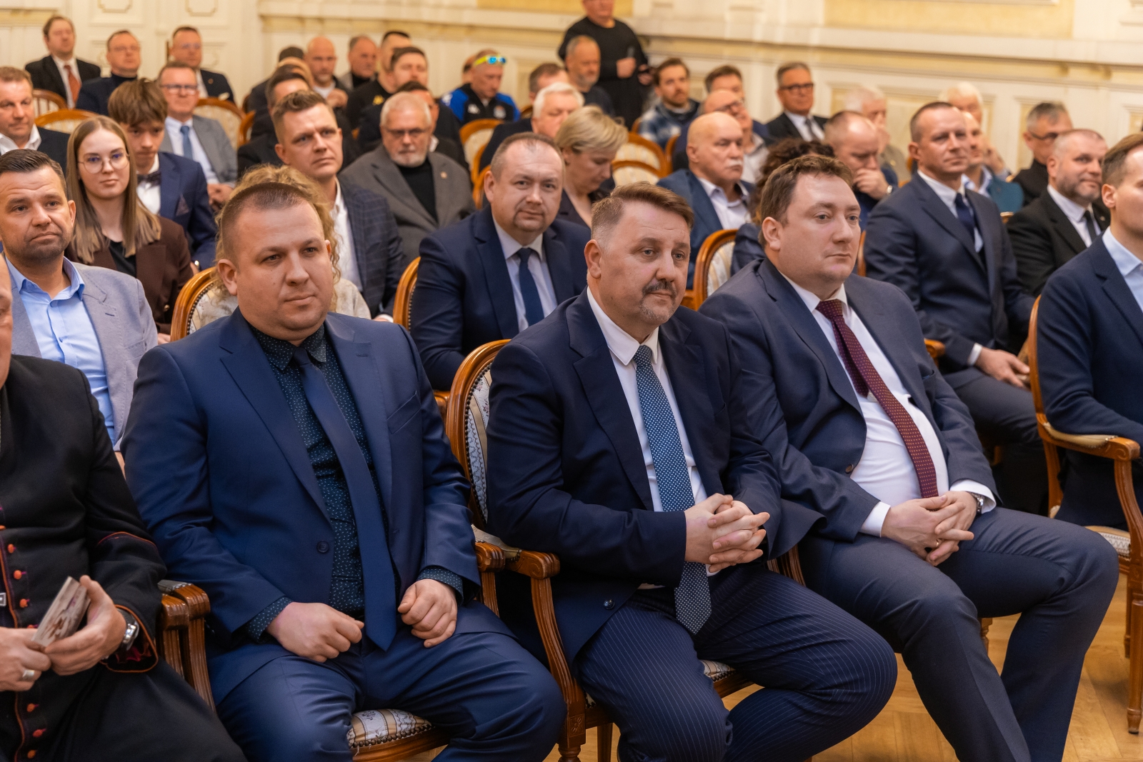 na zdjęciu osoby podczas uroczystości