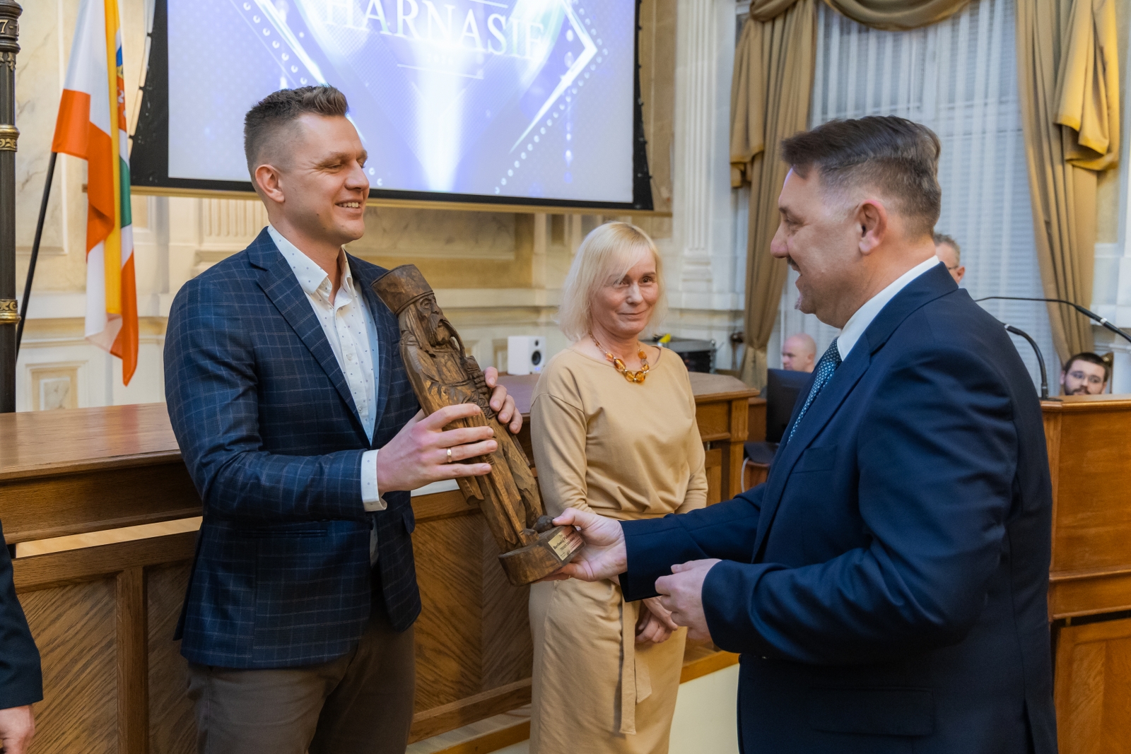 na zdjęciu osoby podczas uroczystości