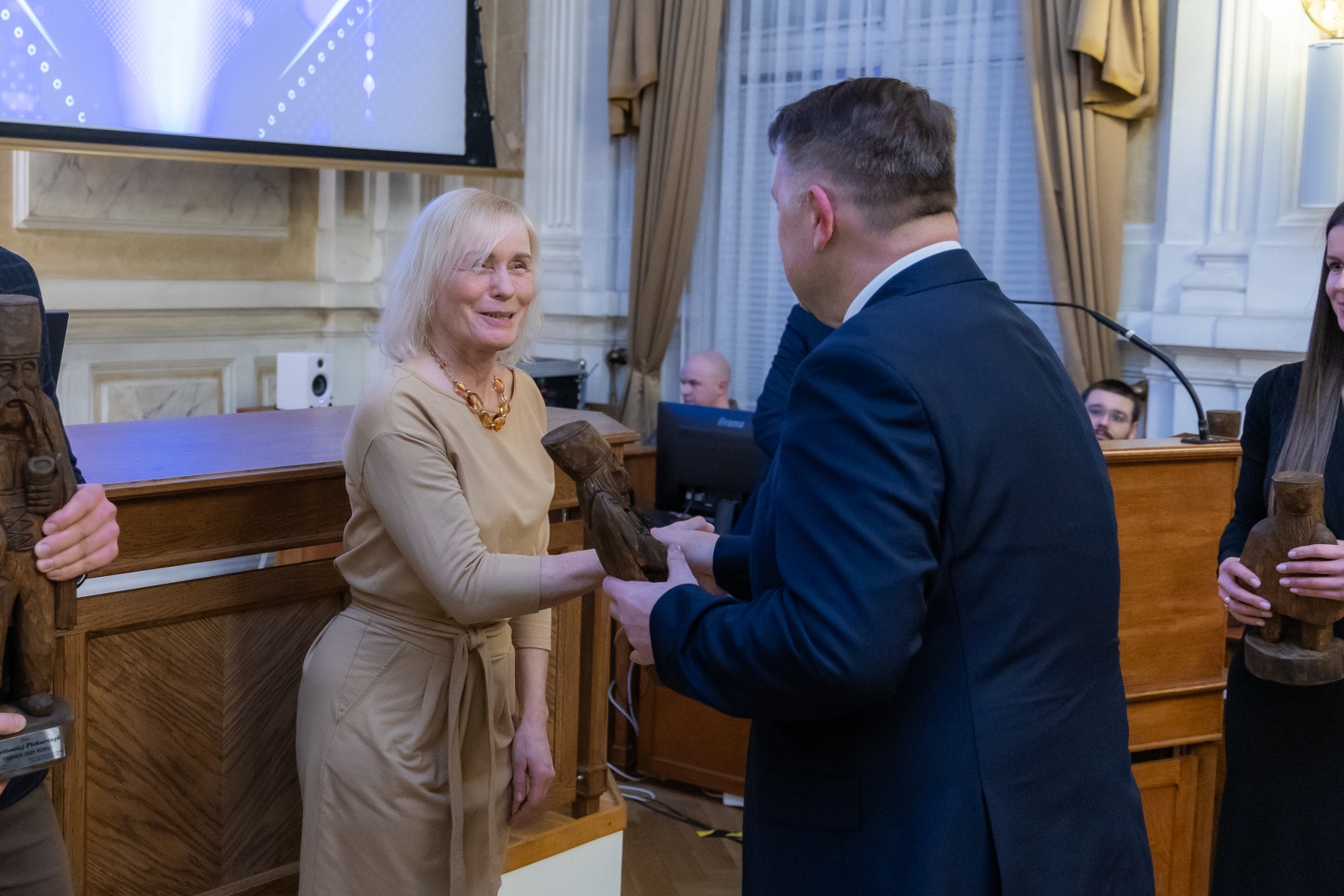 na zdjęciu osoby podczas uroczystości