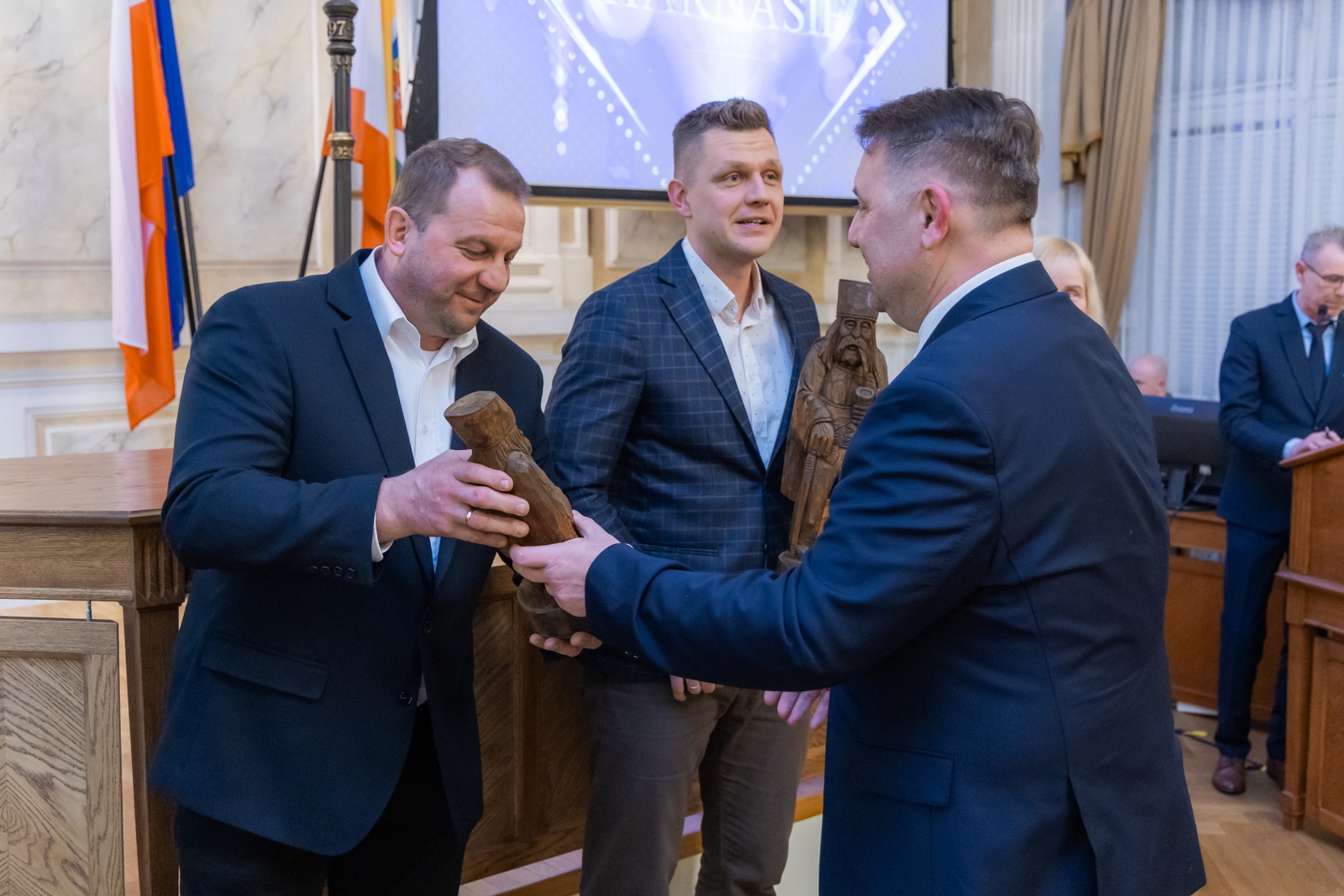 na zdjęciu osoby podczas uroczystości