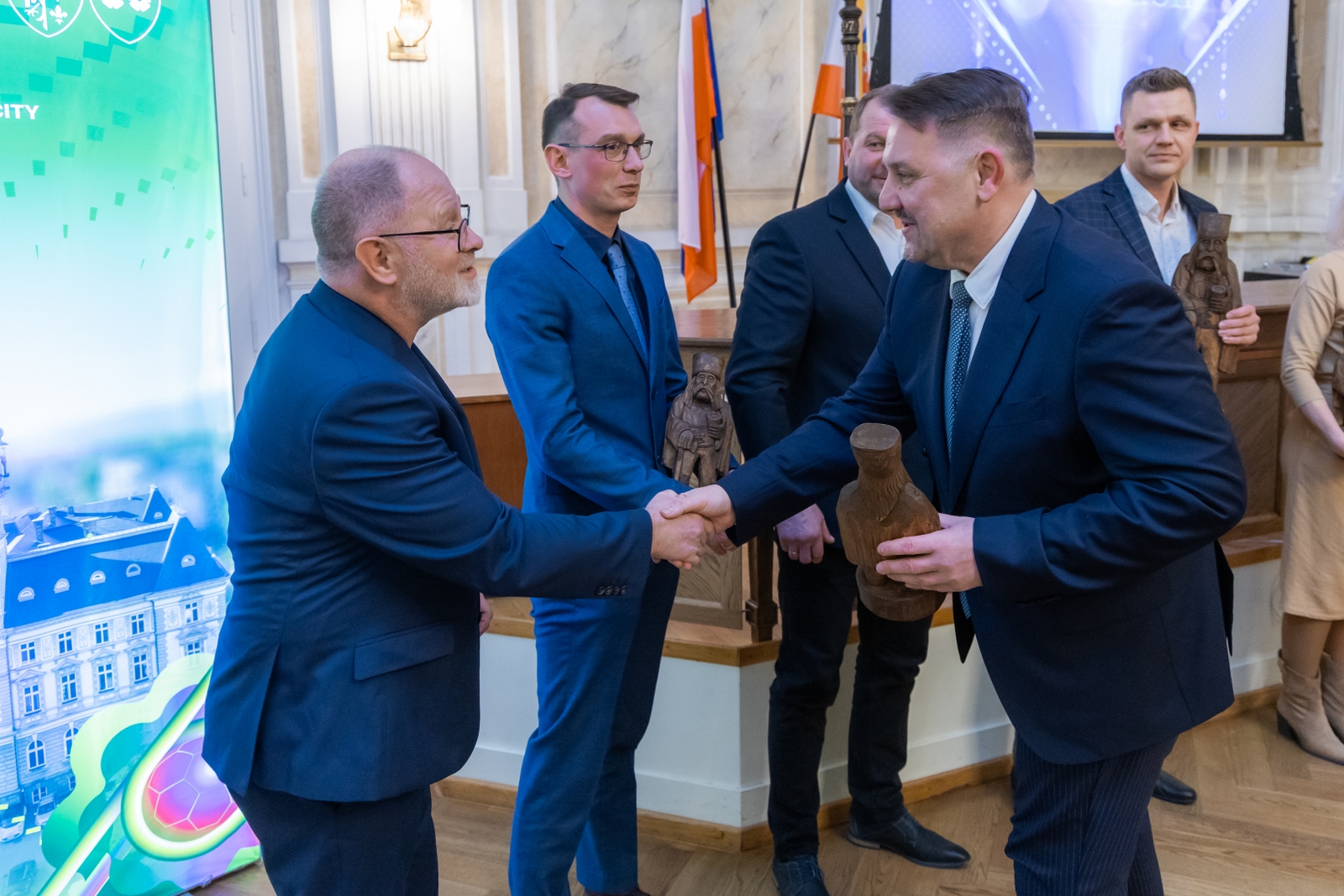 na zdjęciu osoby podczas uroczystości