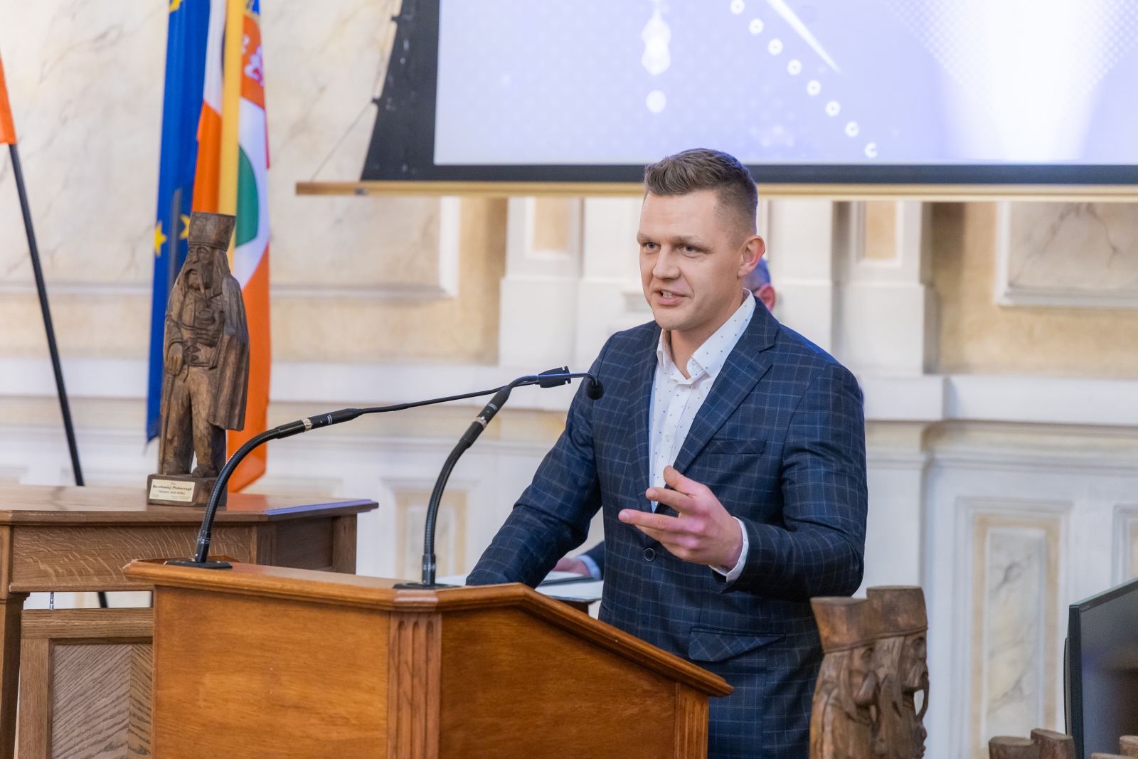 na zdjęciu osoby podczas uroczystości