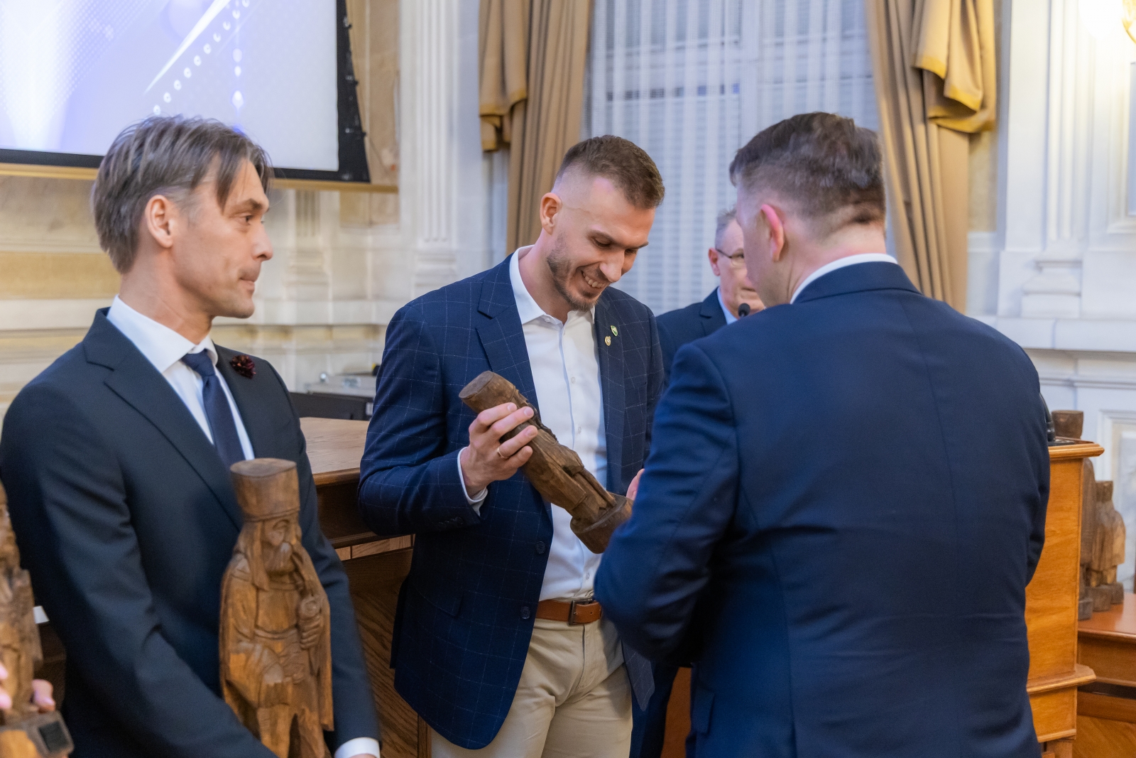 na zdjęciu osoby podczas uroczystości