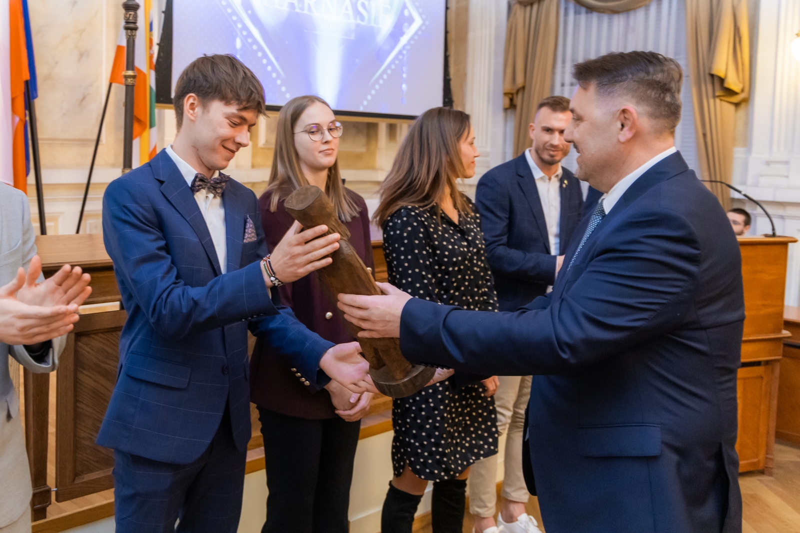 na zdjęciu osoby podczas uroczystości