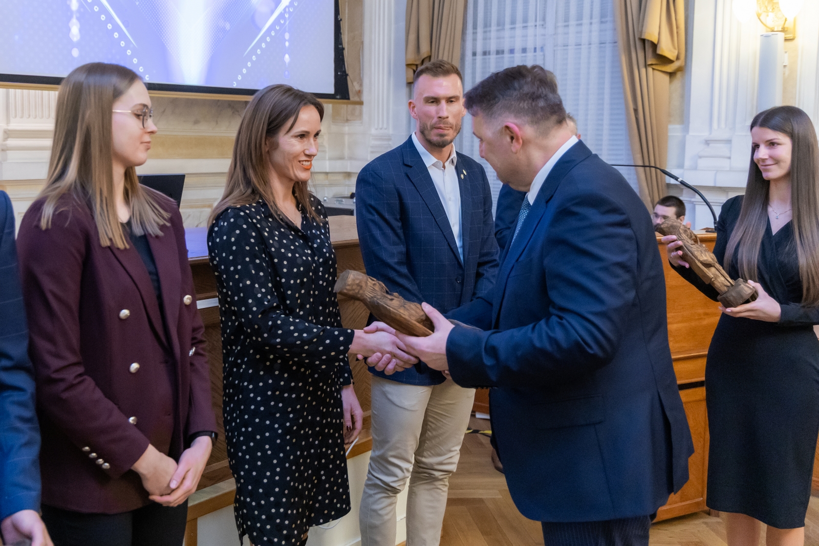 na zdjęciu osoby podczas uroczystości