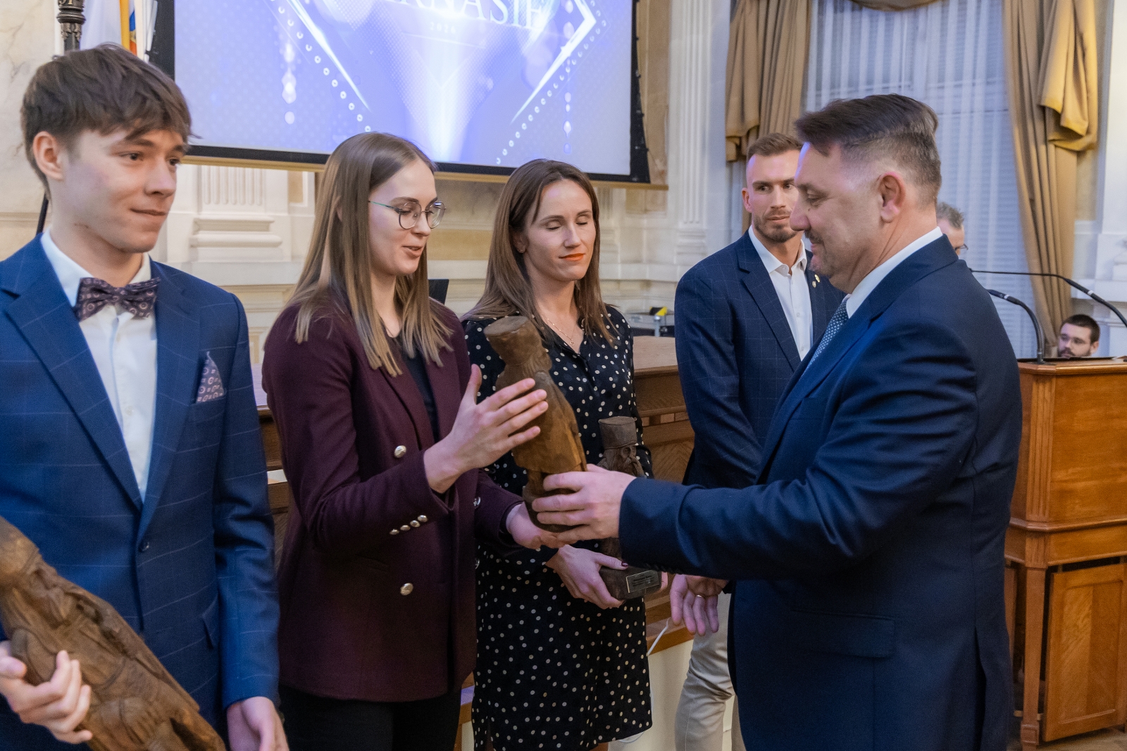 na zdjęciu osoby podczas uroczystości