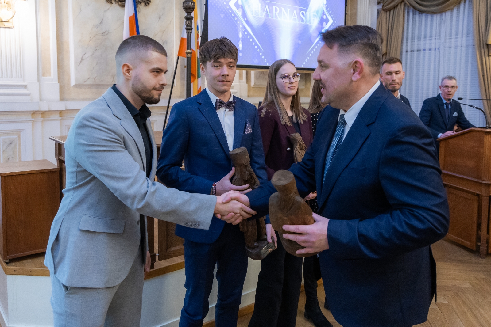 na zdjęciu osoby podczas uroczystości