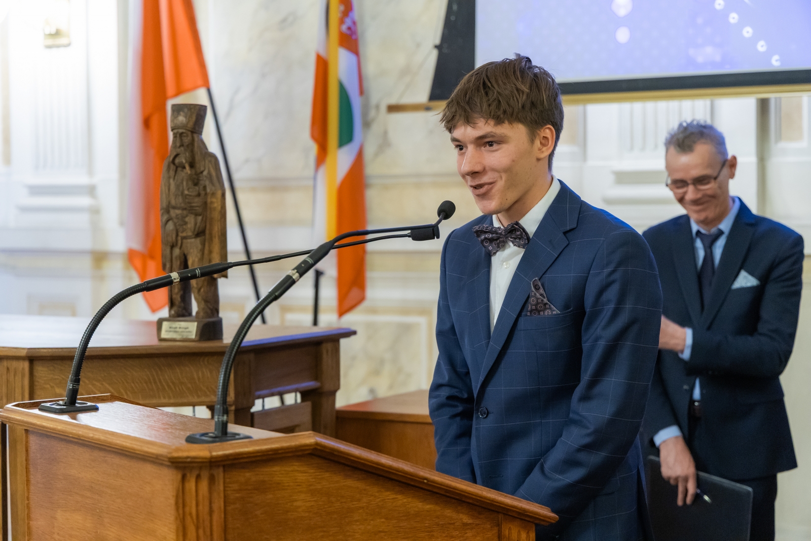 na zdjęciu osoby podczas uroczystości