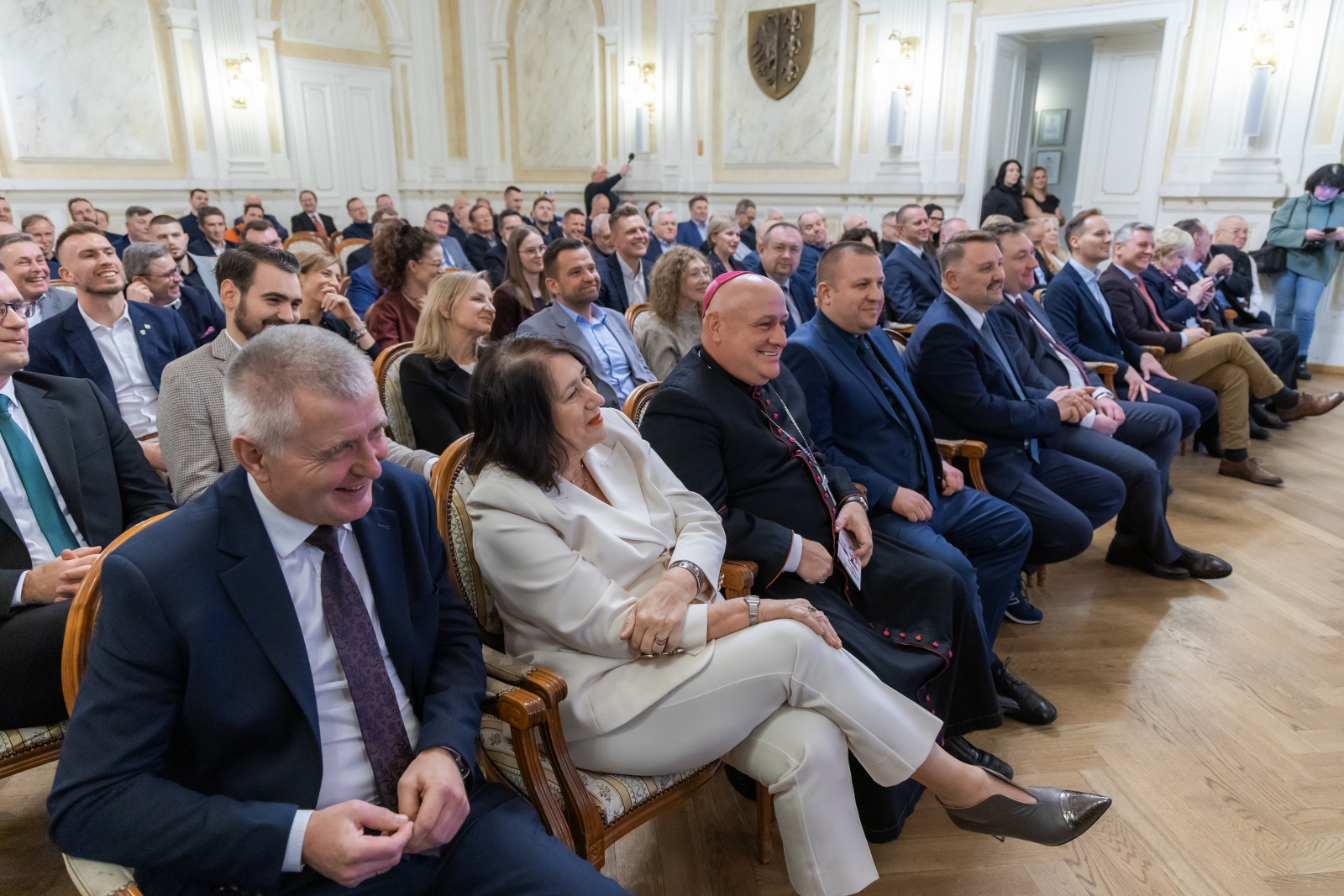 na zdjęciu osoby podczas uroczystości