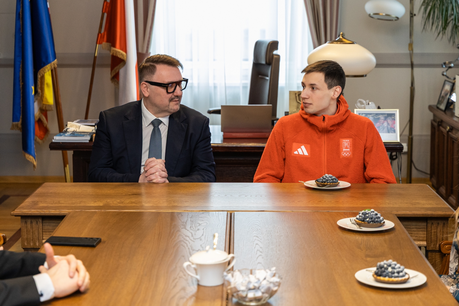 na zdjęciu osoby podczas spotkania