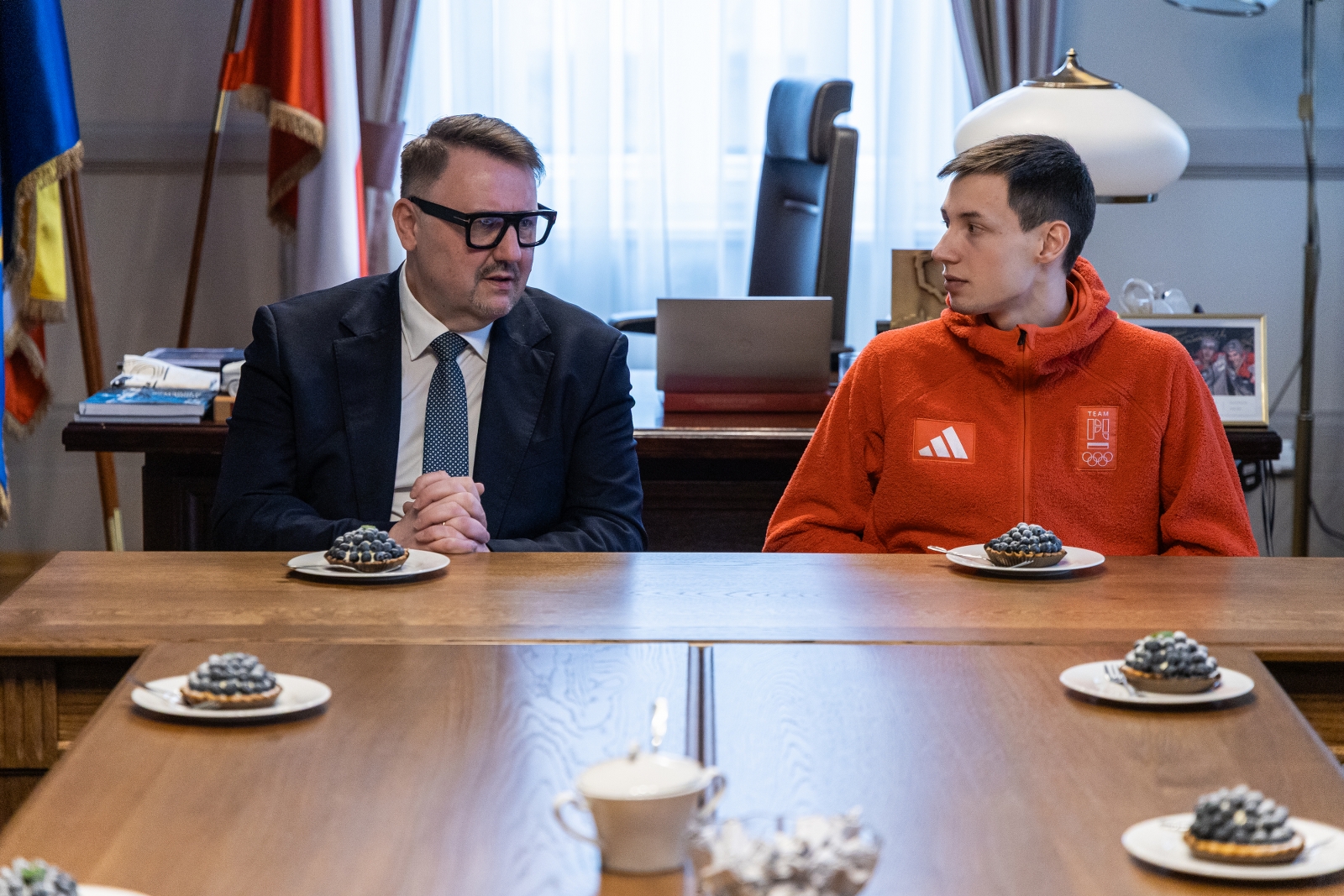 na zdjęciu osoby podczas spotkania