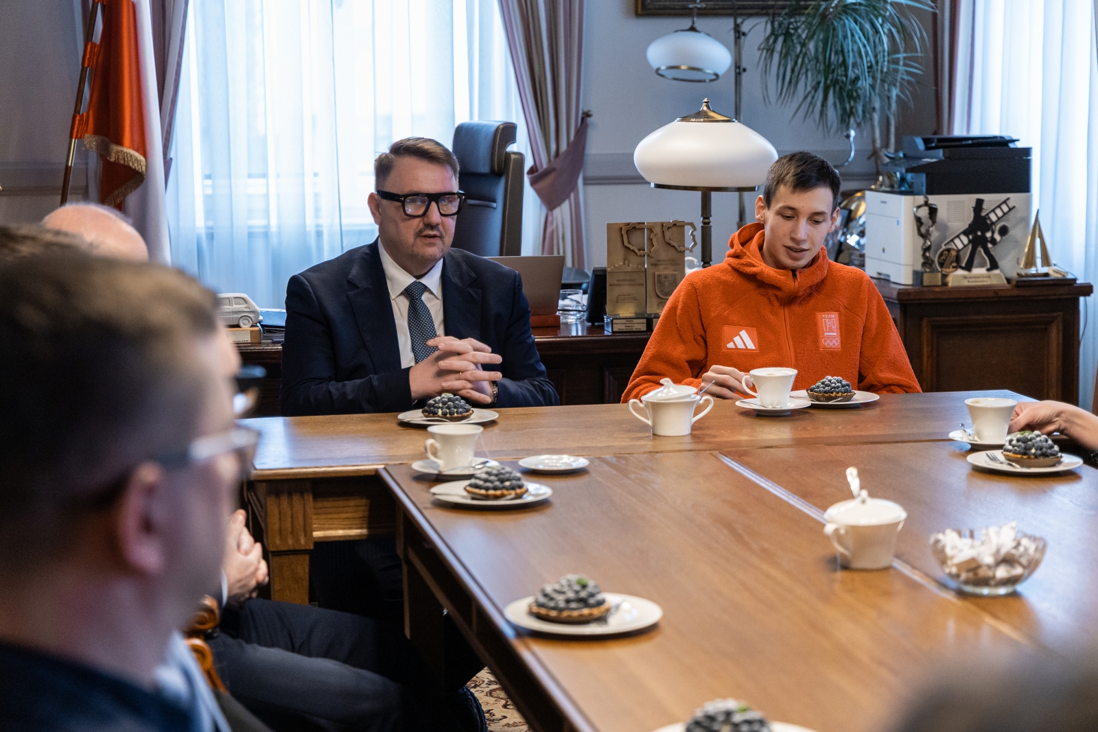 na zdjęciu osoby podczas spotkania