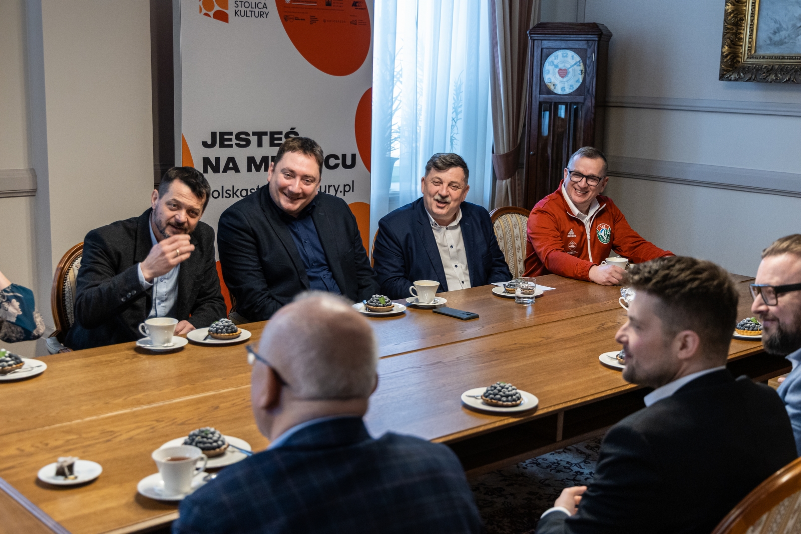 na zdjęciu osoby podczas spotkania