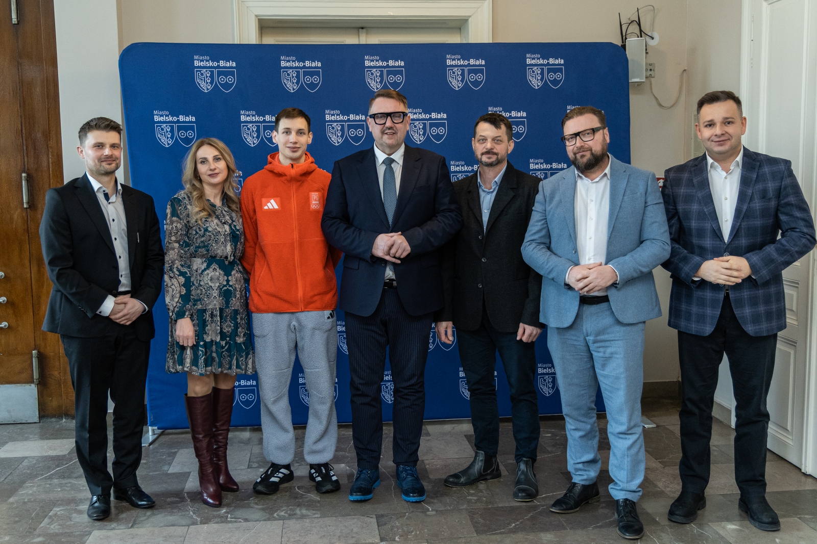 na zdjęciu osoby podczas spotkania