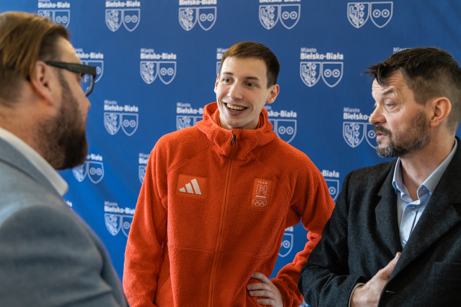 na zdjęciu osoby podczas spotkania