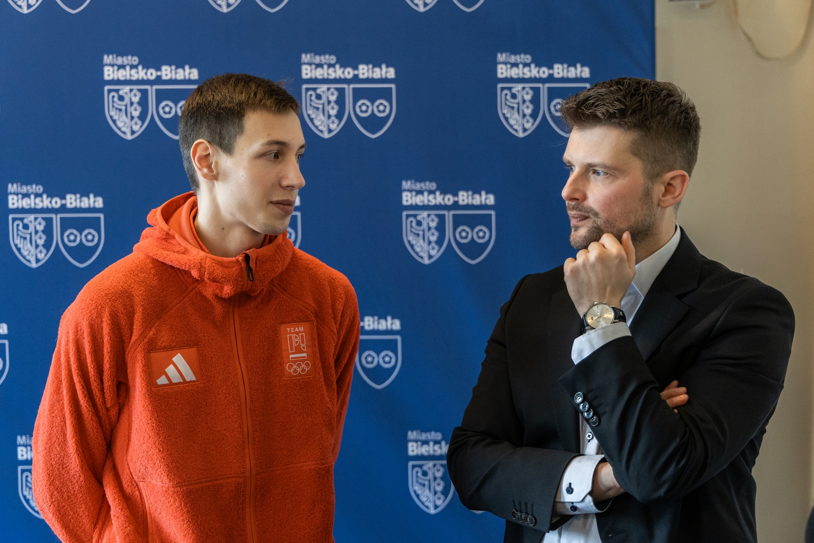 na zdjęciu osoby podczas spotkania