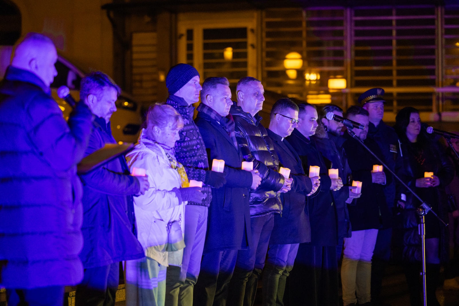 na zdjęciu osoby podczas modlitwy