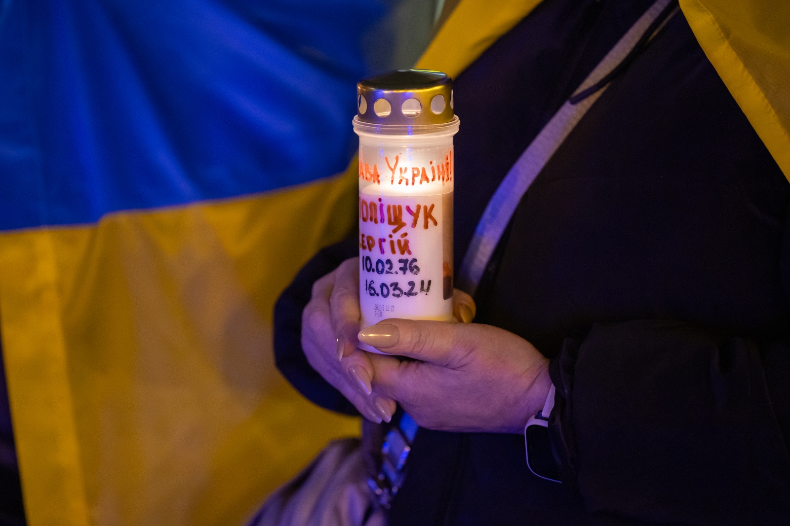 na zdjęciu osoby podczas modlitwy