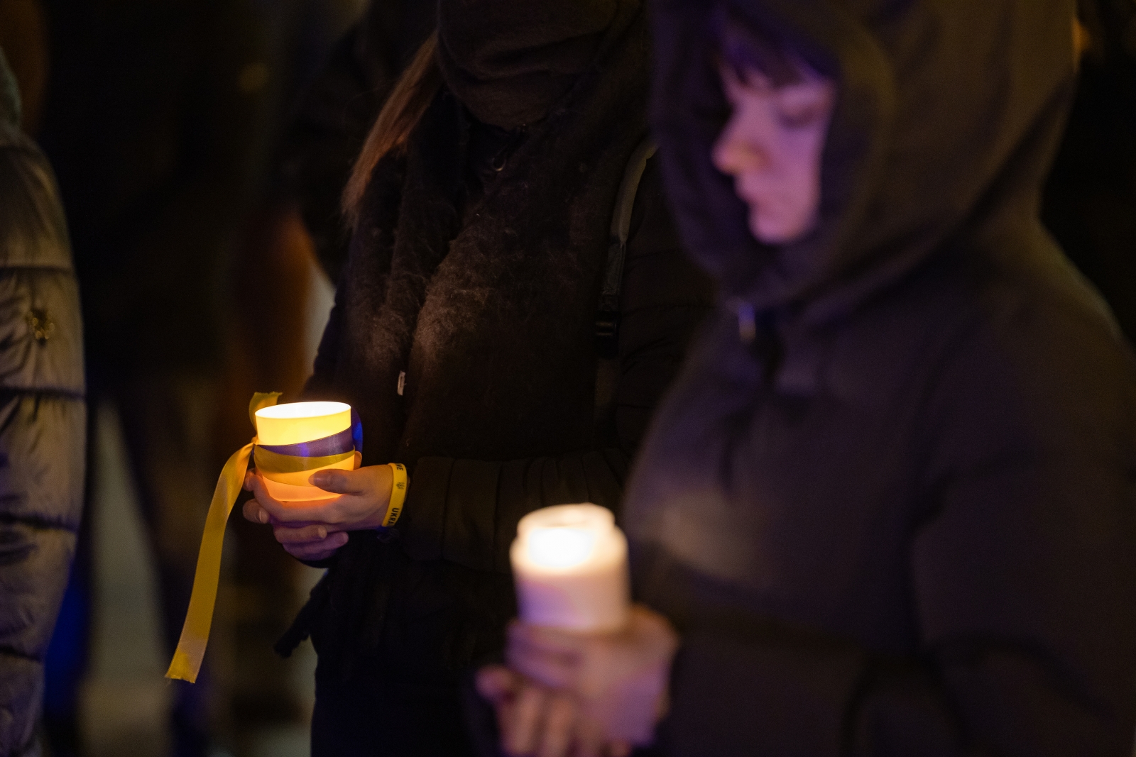 na zdjęciu osoby podczas modlitwy