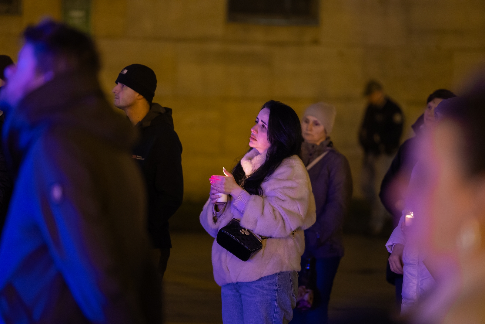 na zdjęciu osoby podczas modlitwy