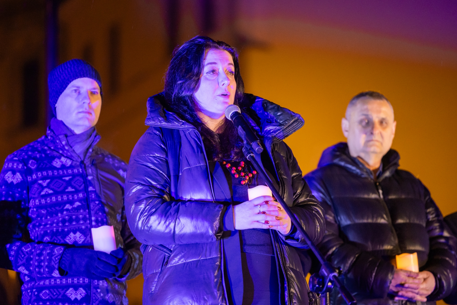 na zdjęciu osoby podczas modlitwy