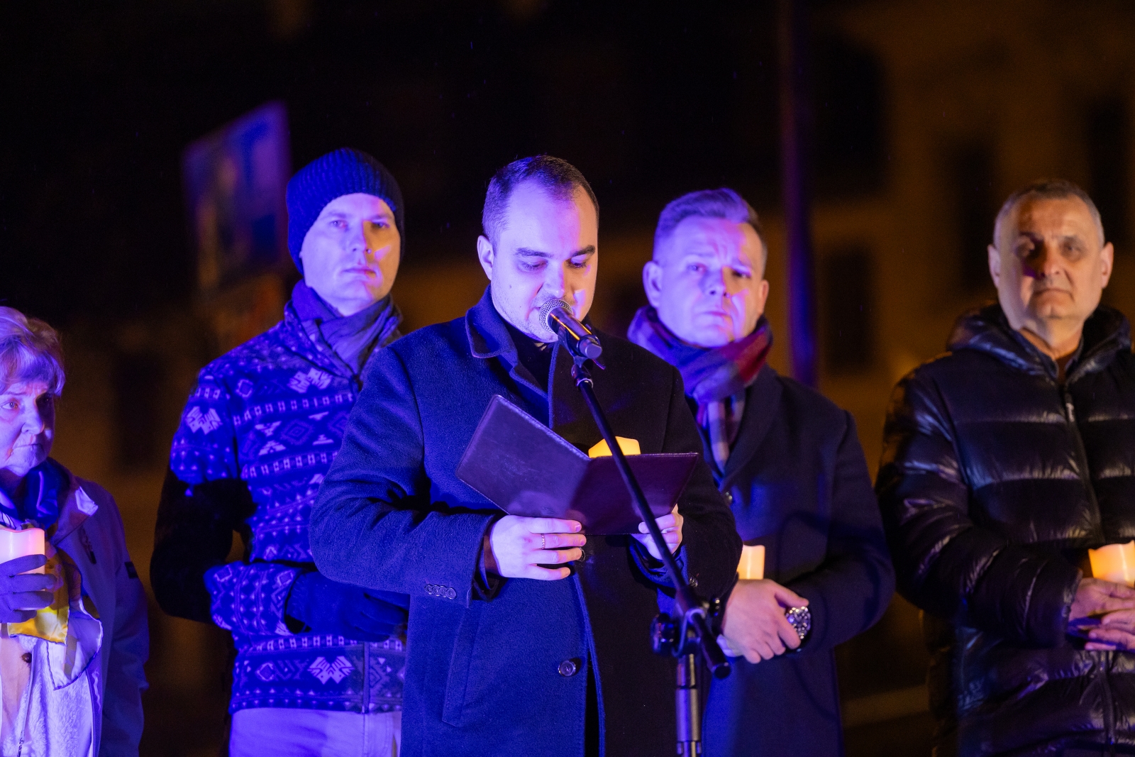 na zdjęciu osoby podczas modlitwy