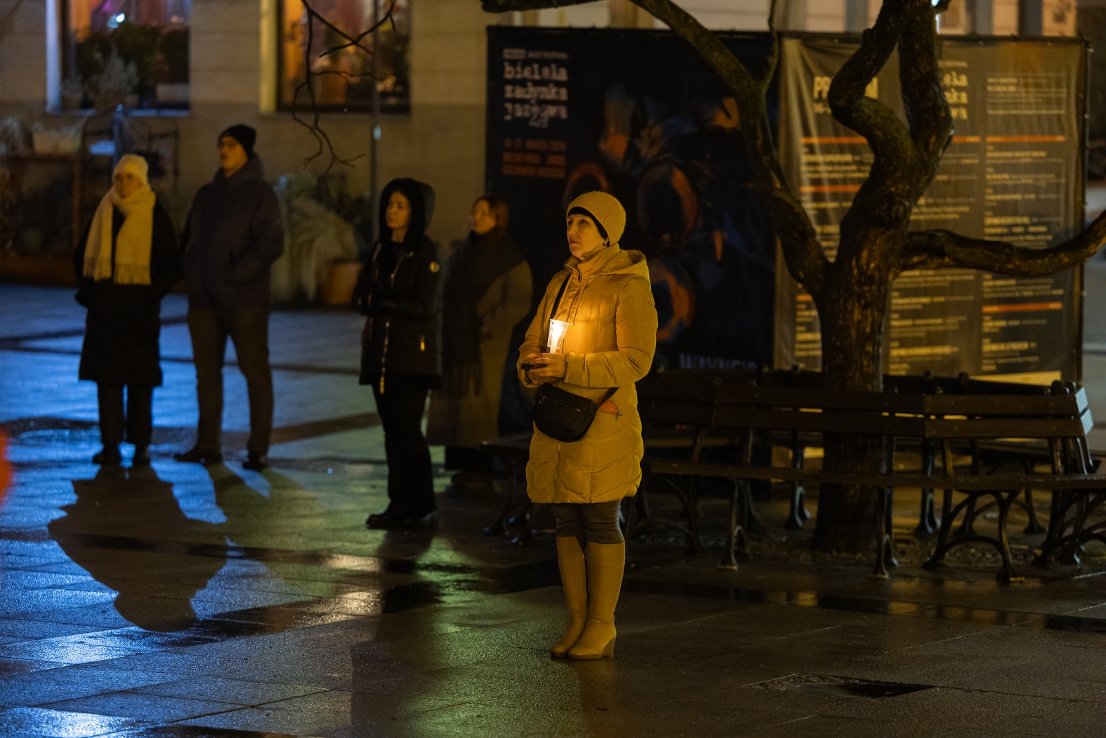 na zdjęciu osoby podczas modlitwy