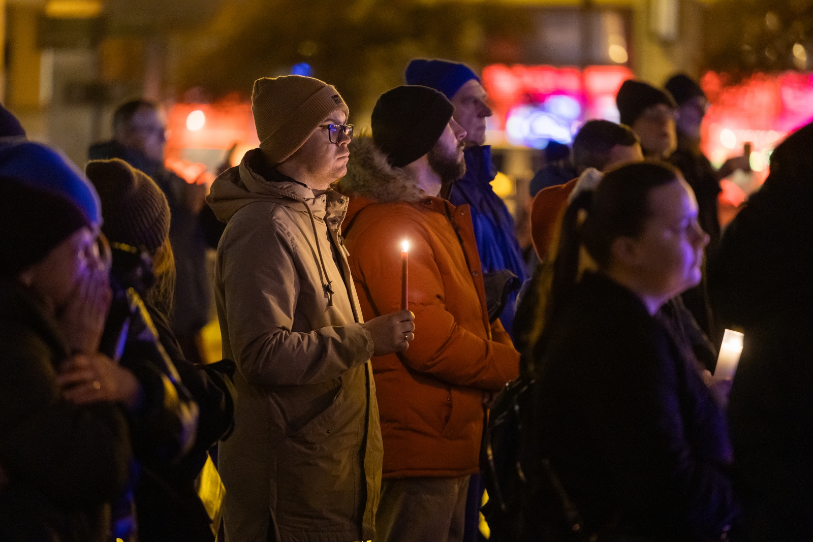 na zdjęciu osoby podczas modlitwy