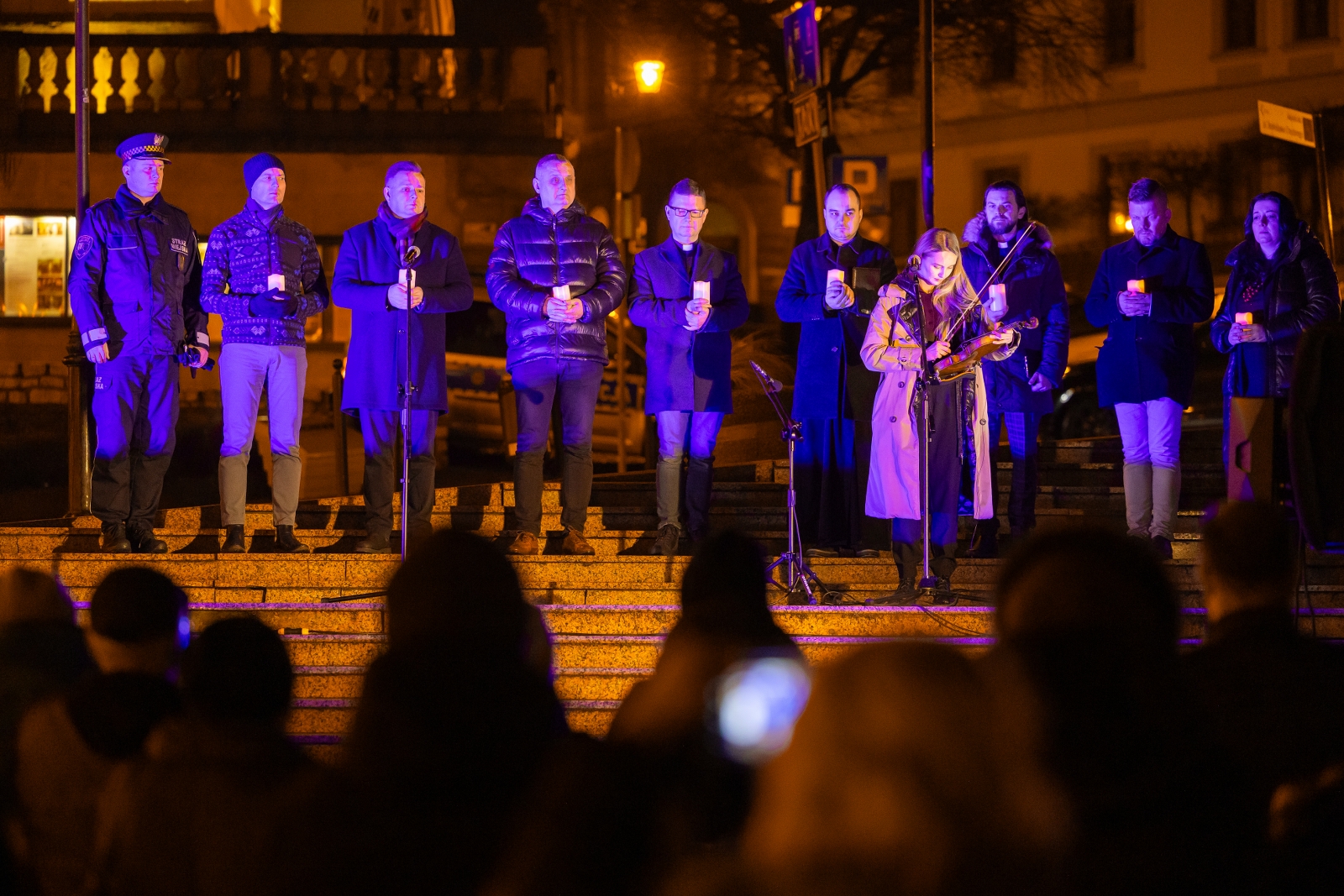 na zdjęciu osoby podczas modlitwy