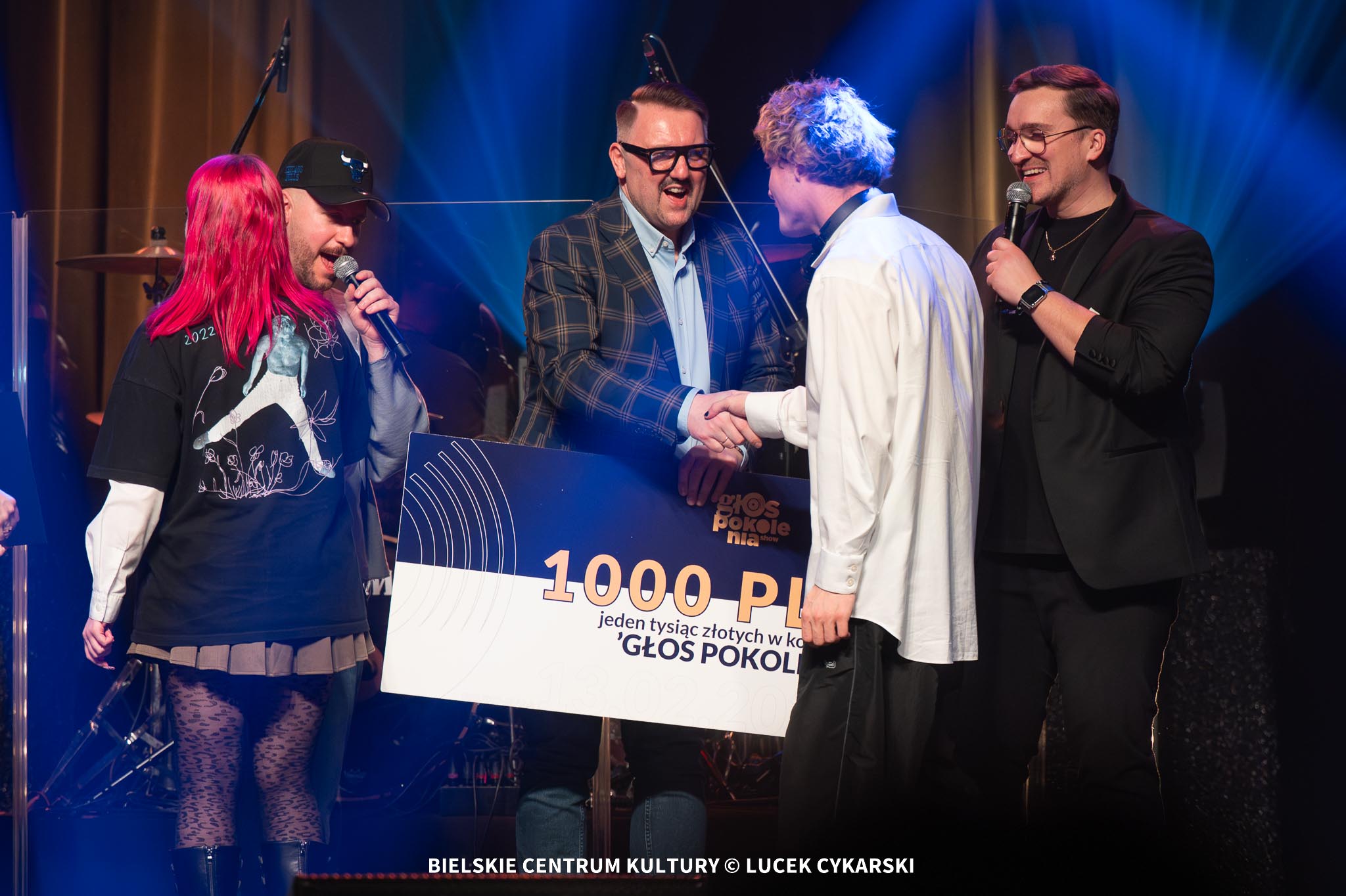 na zdjęciu osoby na scenie