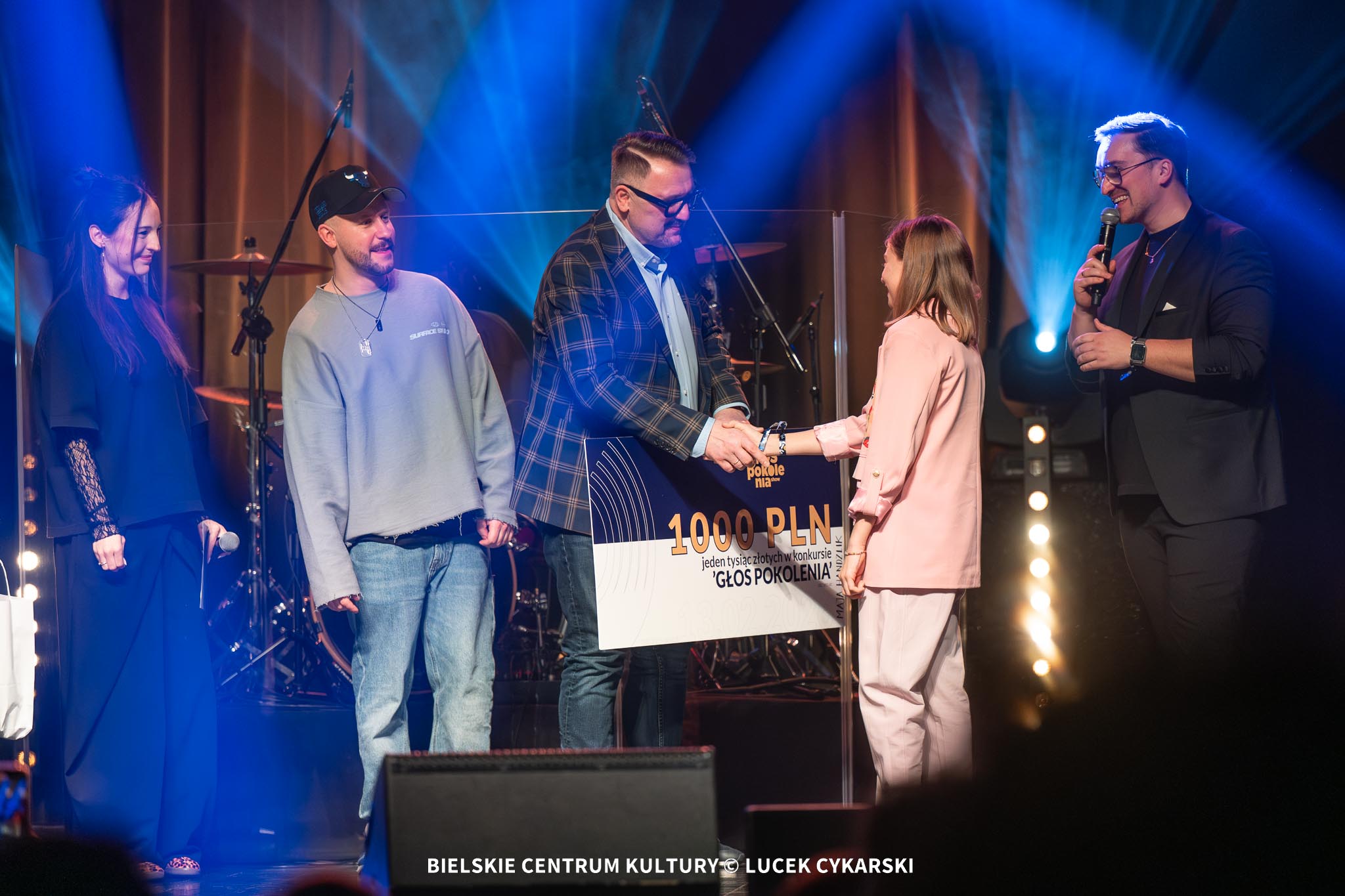 na zdjęciu osoby na scenie