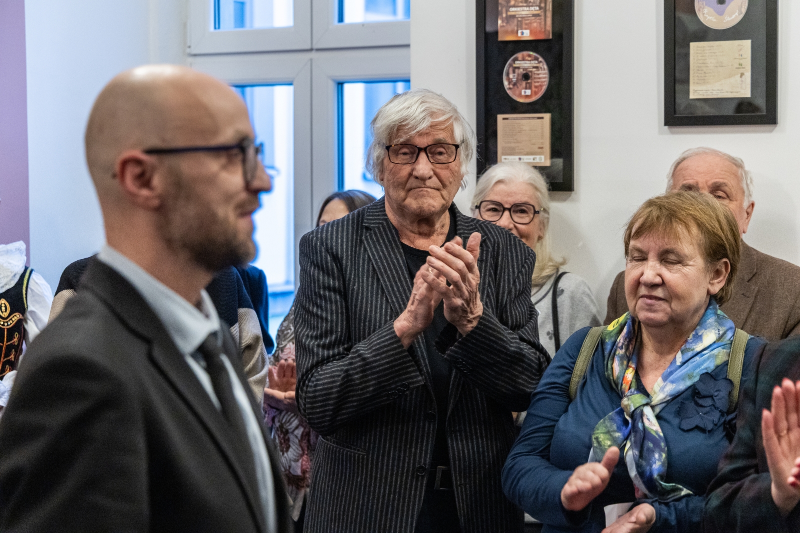 na zdjęciu osobo podczas wystawy