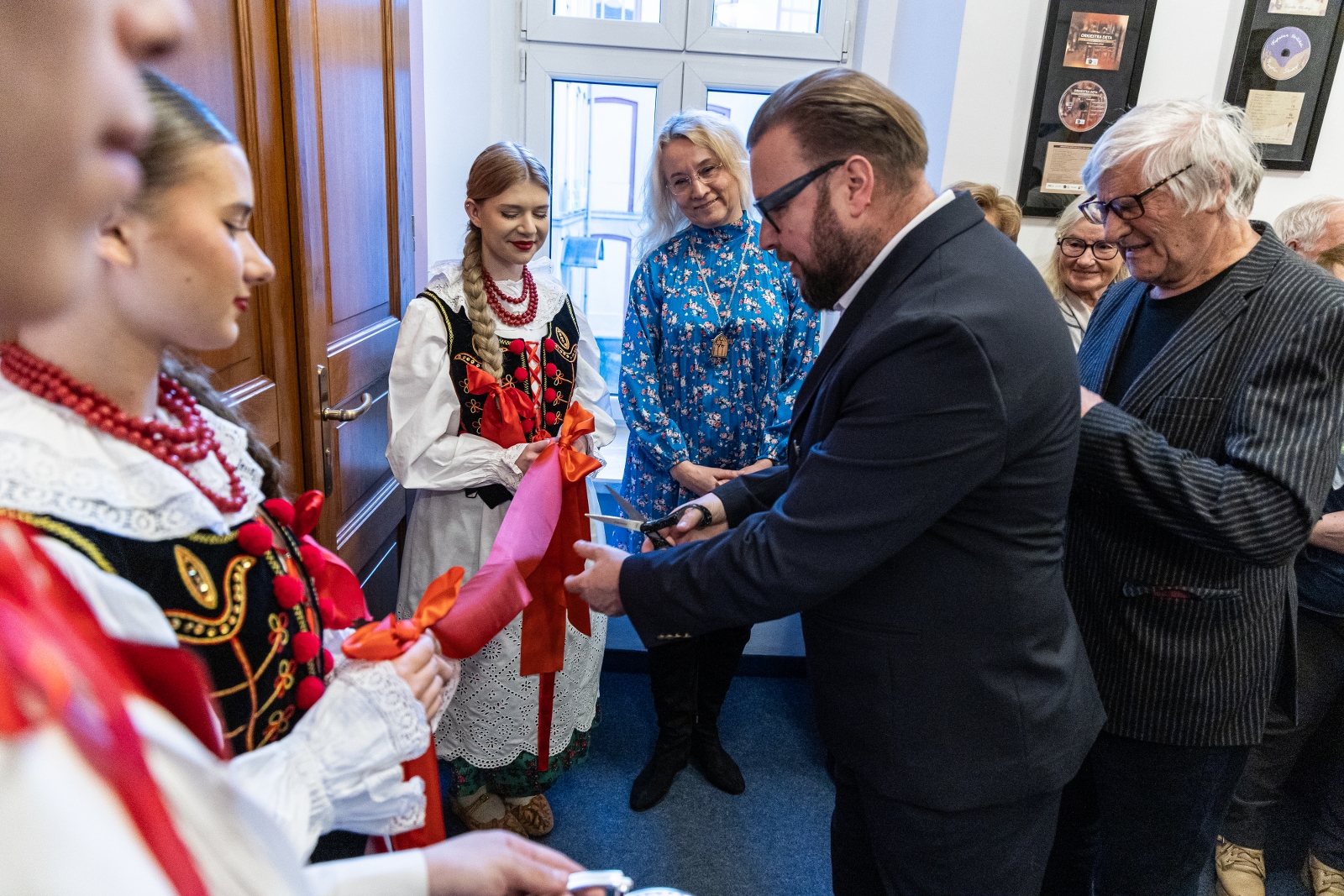 na zdjęciu osobo podczas wystawy