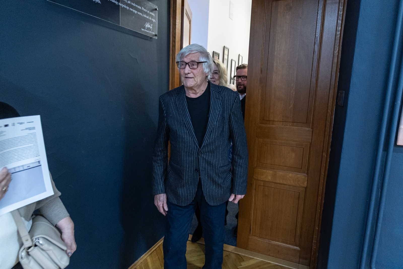 na zdjęciu osobo podczas wystawy