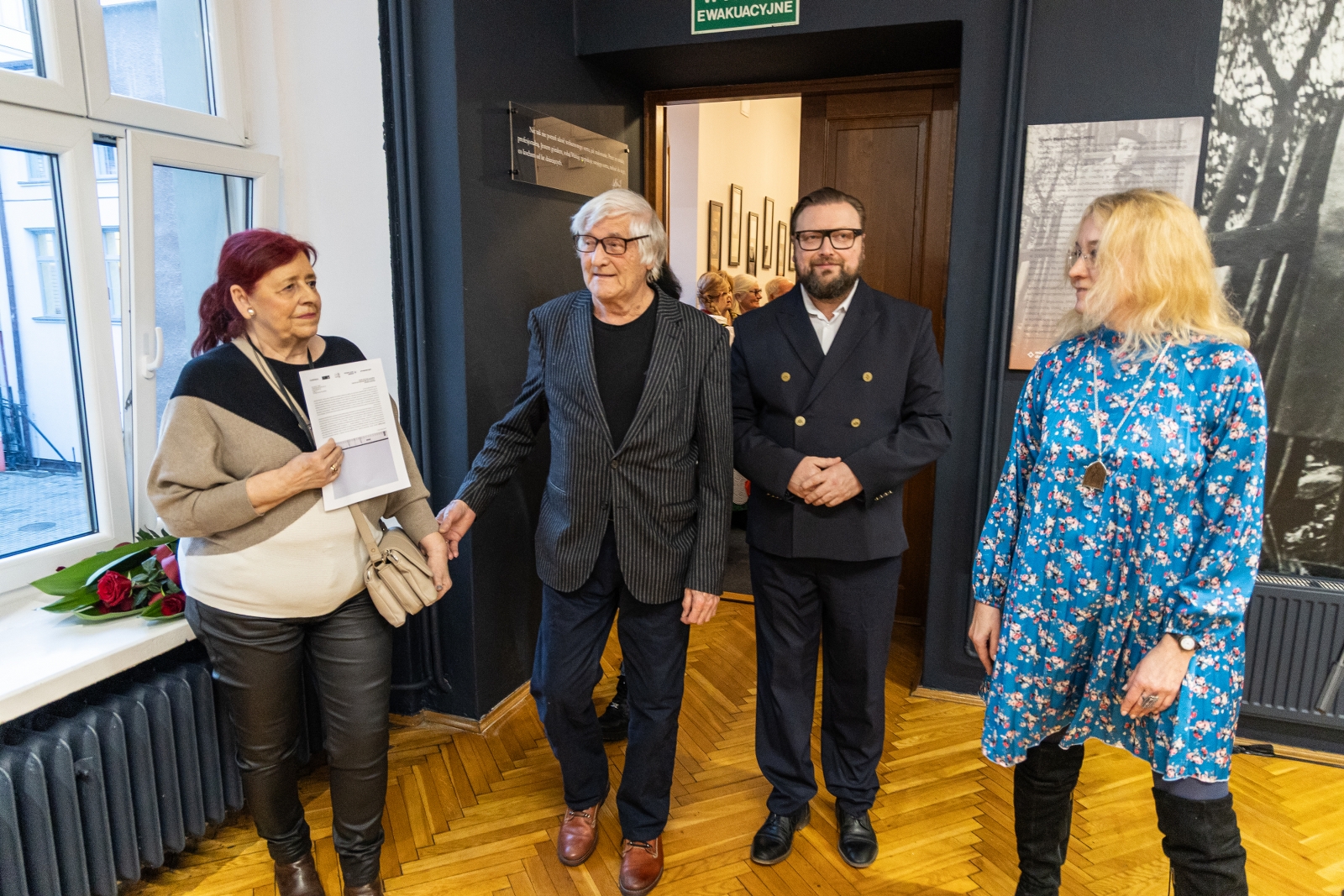 na zdjęciu osobo podczas wystawy