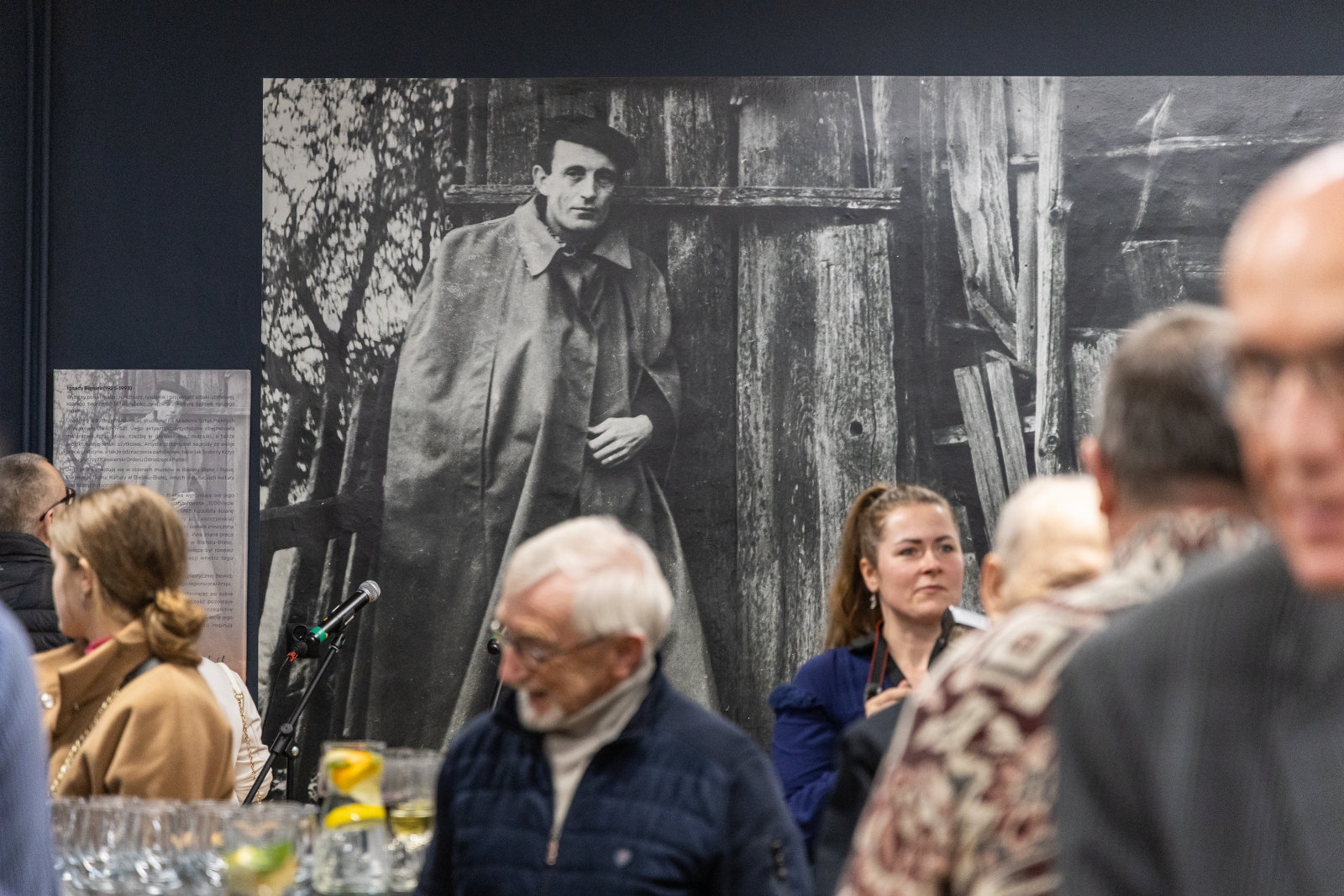 na zdjęciu osobo podczas wystawy