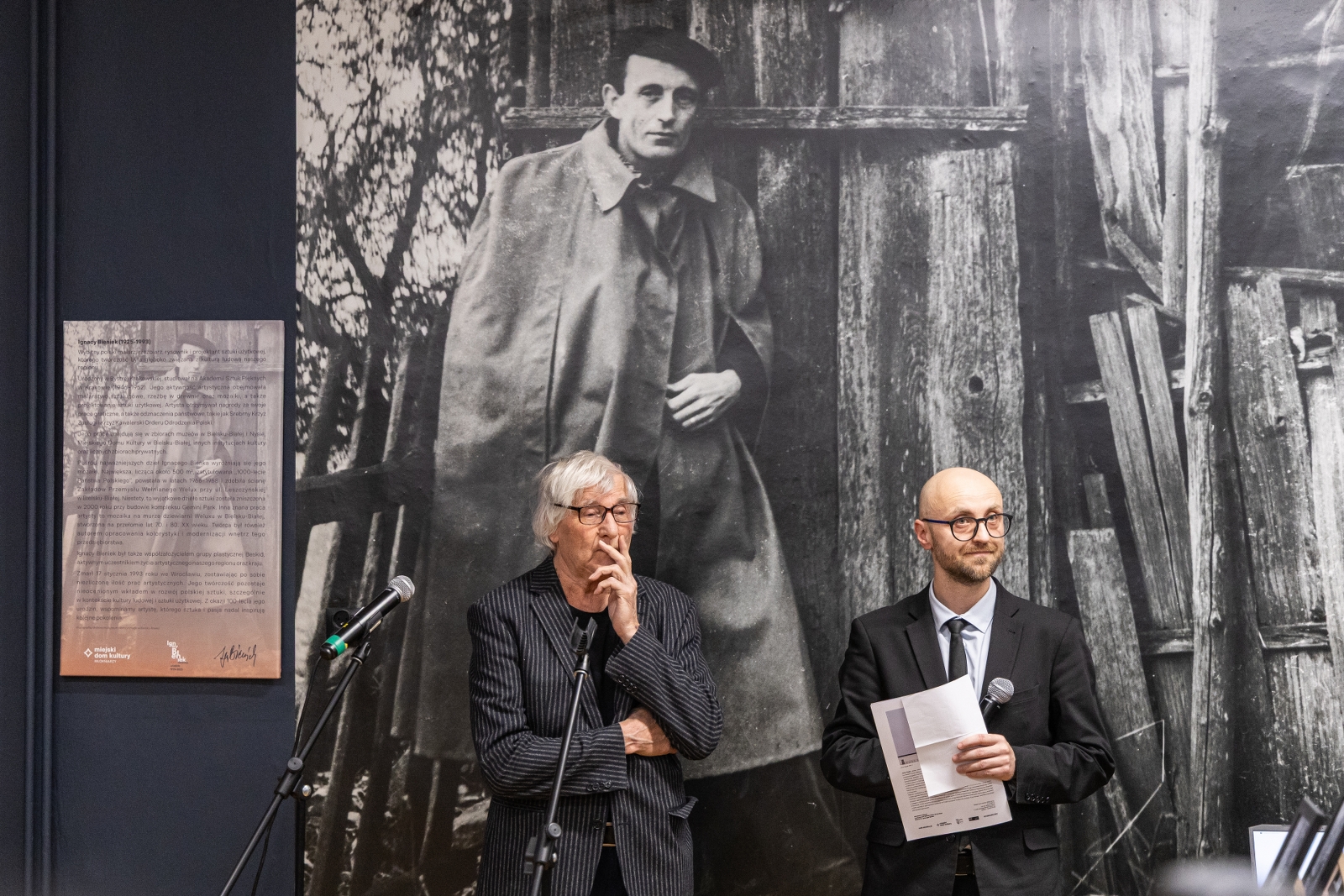 na zdjęciu osobo podczas wystawy