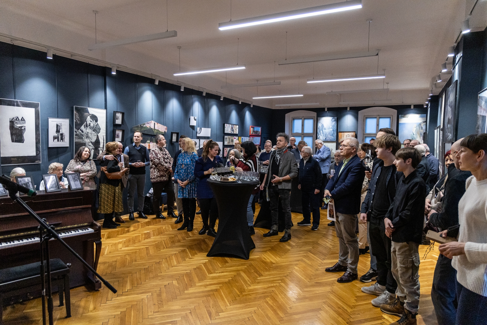 na zdjęciu osobo podczas wystawy