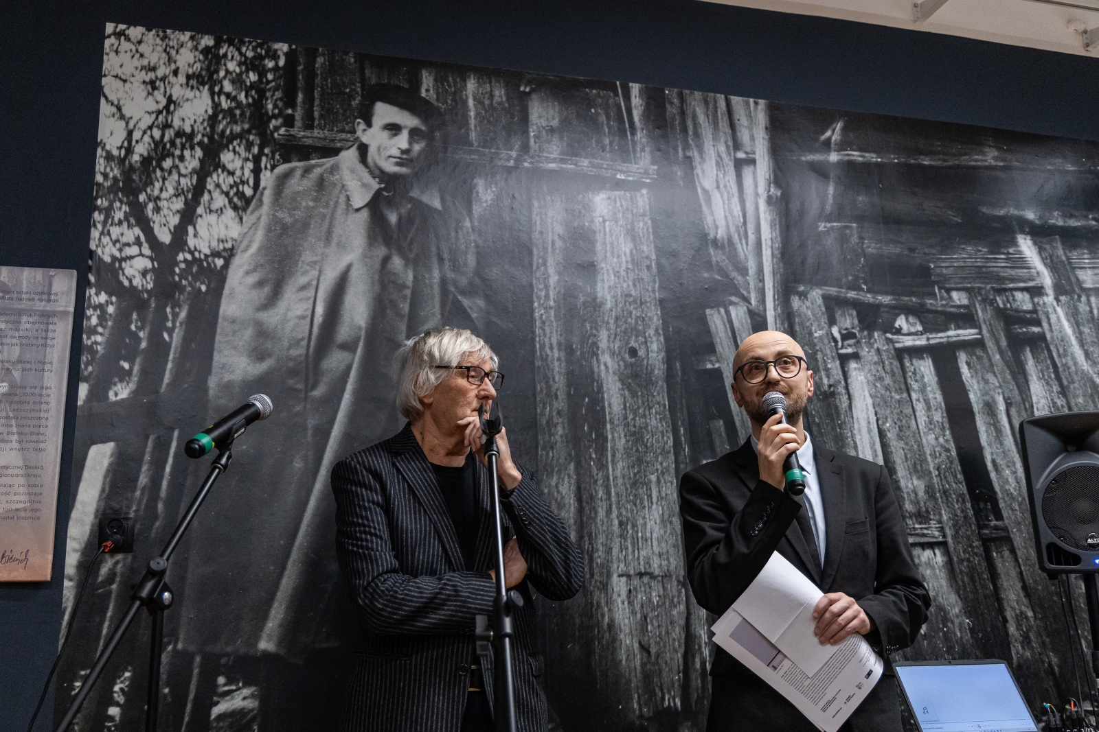 na zdjęciu osobo podczas wystawy